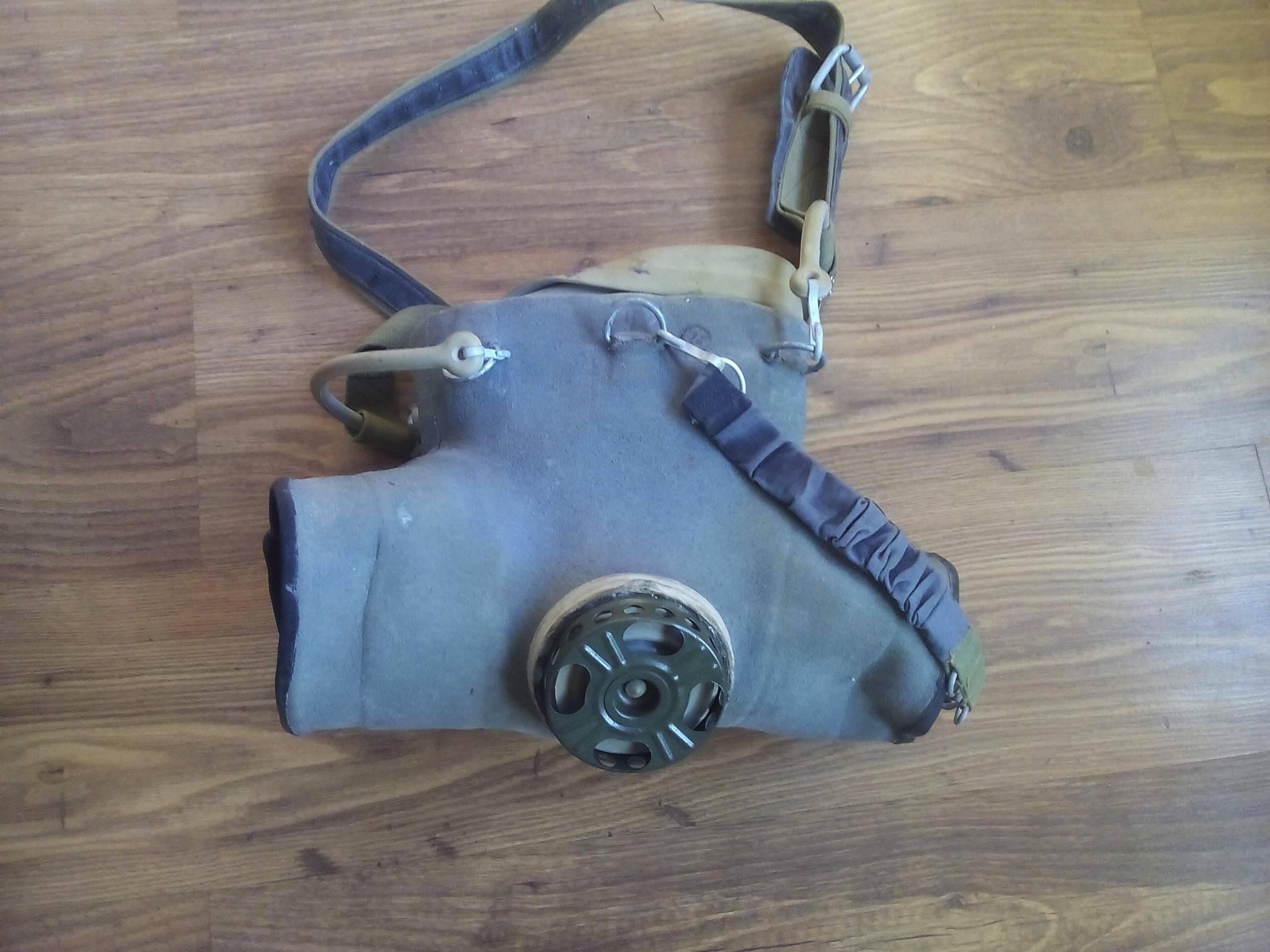 Horse gas mask with safety goggles and a protection cover and protection shoes with the original bag made in the early 1950s in Russia.
Perfect original and unused condition.