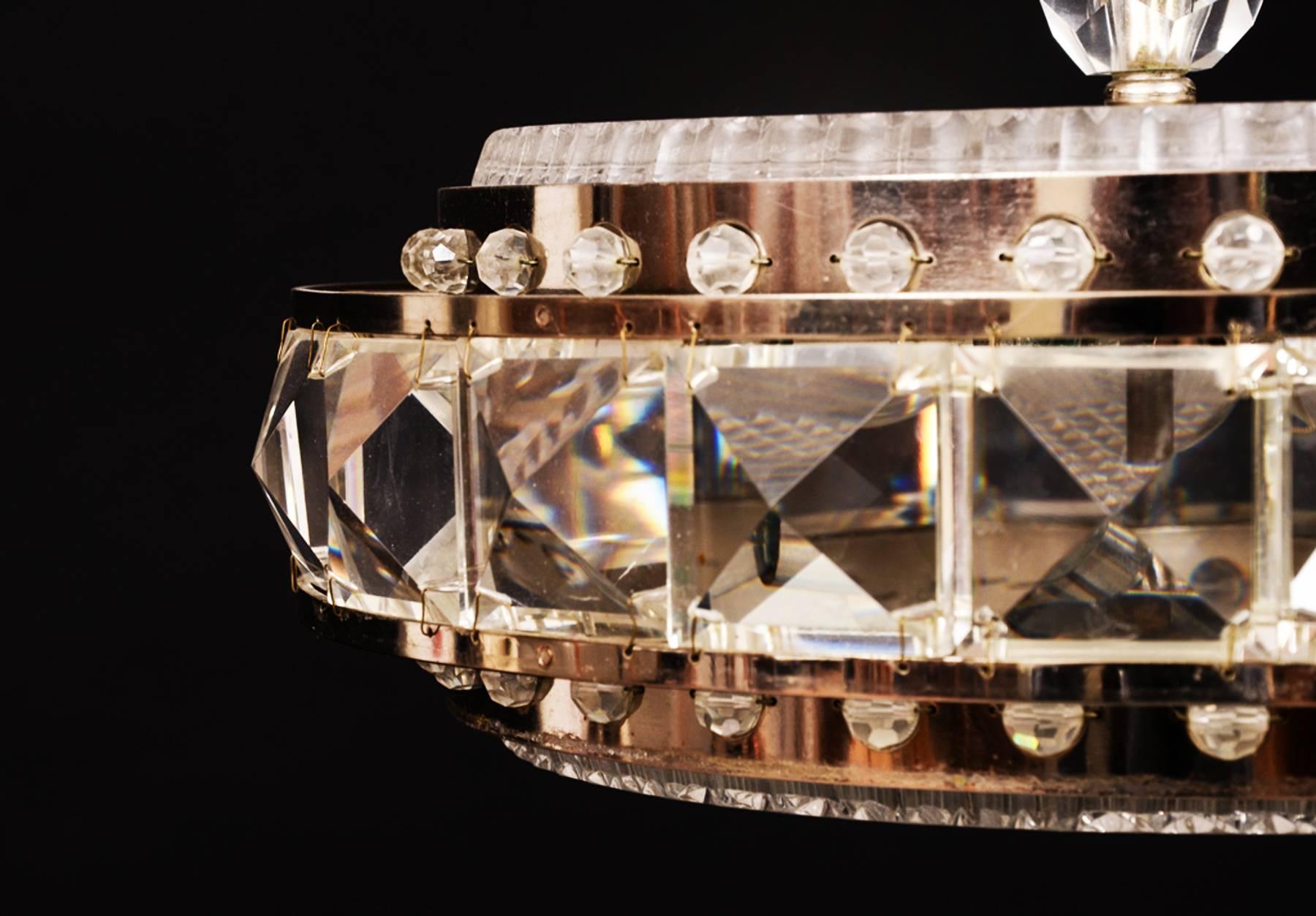 Lampada da soffitto, in vetro, plastica e metallo, della fine degli anni '60.
Misure: Altezza di circa 59 cm e diametro di circa 41 cm.
  