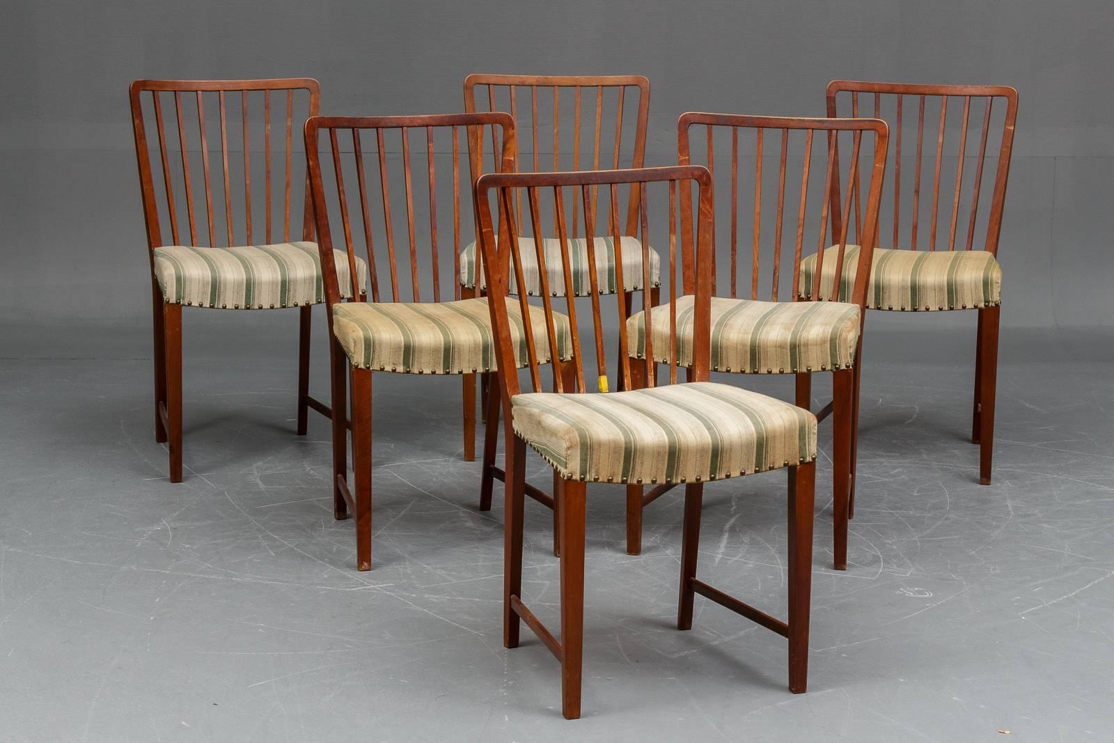 Walnut wood construction upholstered. Designed by Ole Wanscher for Fritz Hansen in the 1940s.
Still unrestored so you have the possibility to choose the color of the wood and fabric.
The price incl. complete restoration with upholstery (without