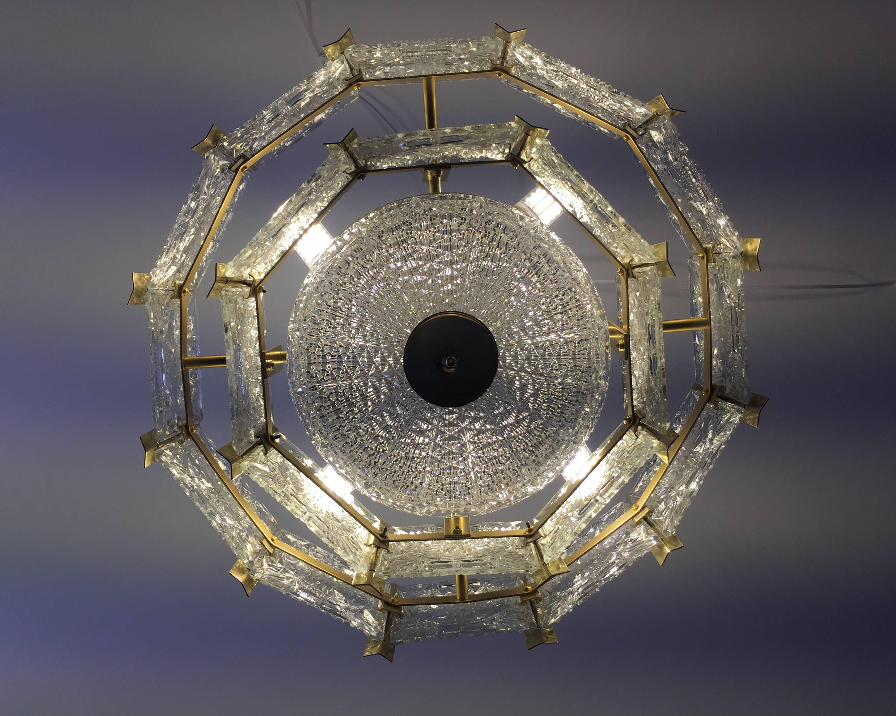 Bellissimo lampadario in ottone di metà secolo in vendita 3