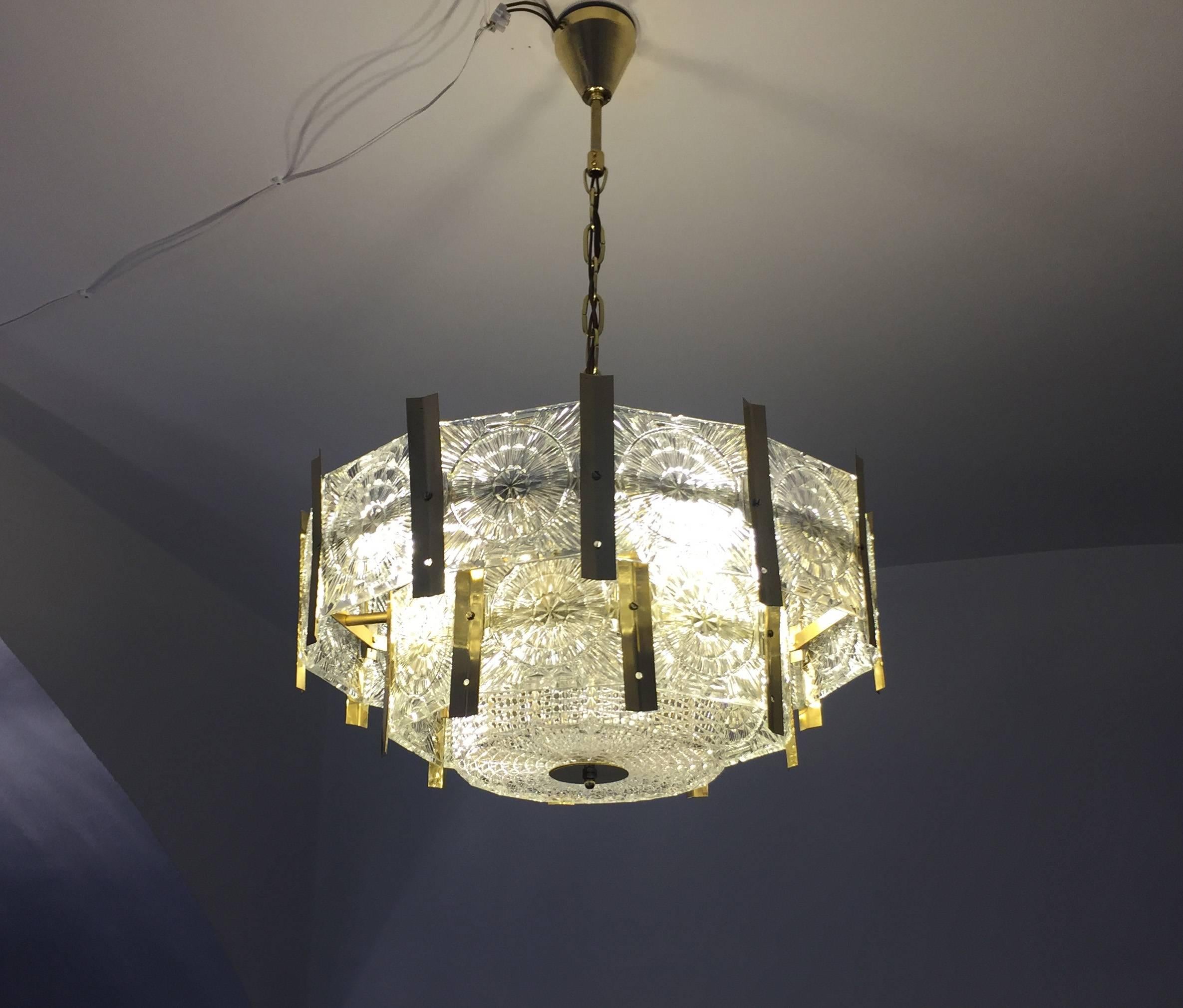 Bellissimo lampadario in ottone di metà secolo in vendita 4