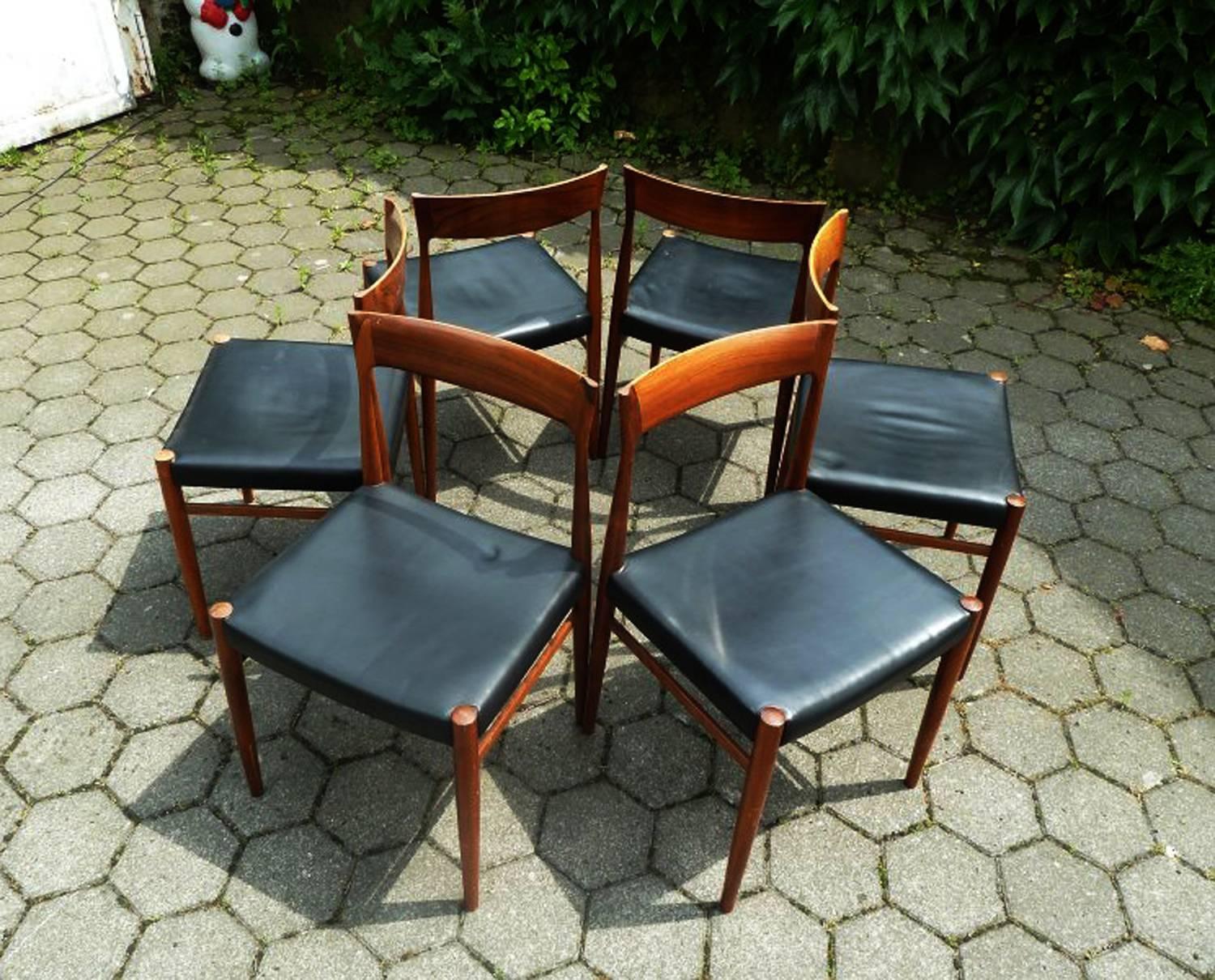 Ensemble de six chaises de salle à manger en bois dur dans le style des chaises Møller 77 Bon état - En vente à Vienna, AT