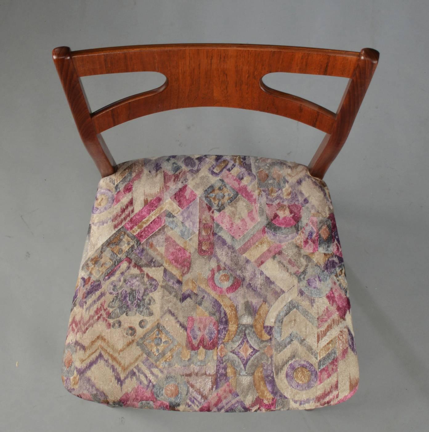 Cadre en teck avec assise et dossier rembourrés dans l'esprit des chaises CH29 de Hans Wegner, fabriquées au Danemark dans les années 1960. 
Très bon état d'origine sur un placage réparé, la tapisserie doit être renouvelée (par chaise 200USD +