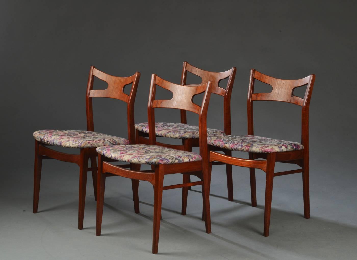 Set of Four Dining Room Chairs in the Art of Hans Wegner In Good Condition For Sale In Vienna, AT