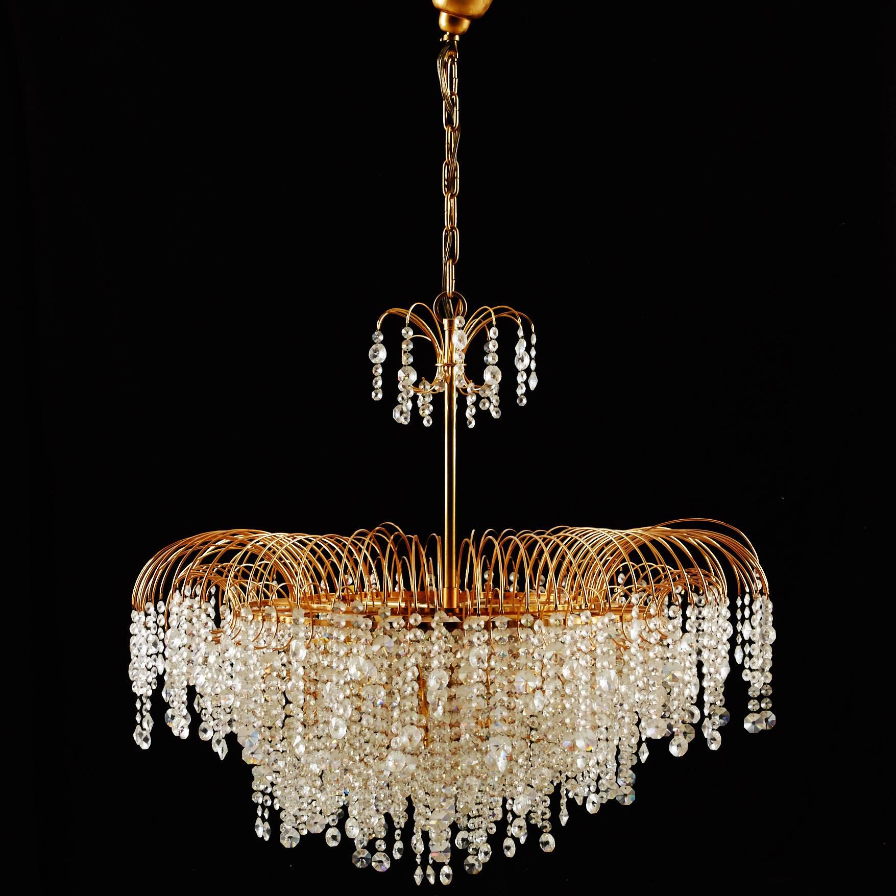 Stunning Cut Crystal Chandelier from the 1970s In Excellent Condition For Sale In Vienna, AT