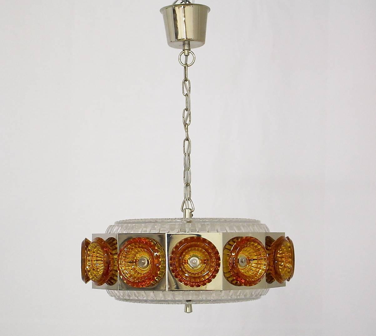 Struttura in ottone cromato con elementi in vetro pressato, disegnata negli anni '60 in Svezia da Carl Fagerlund per Orrefors Glassworks.