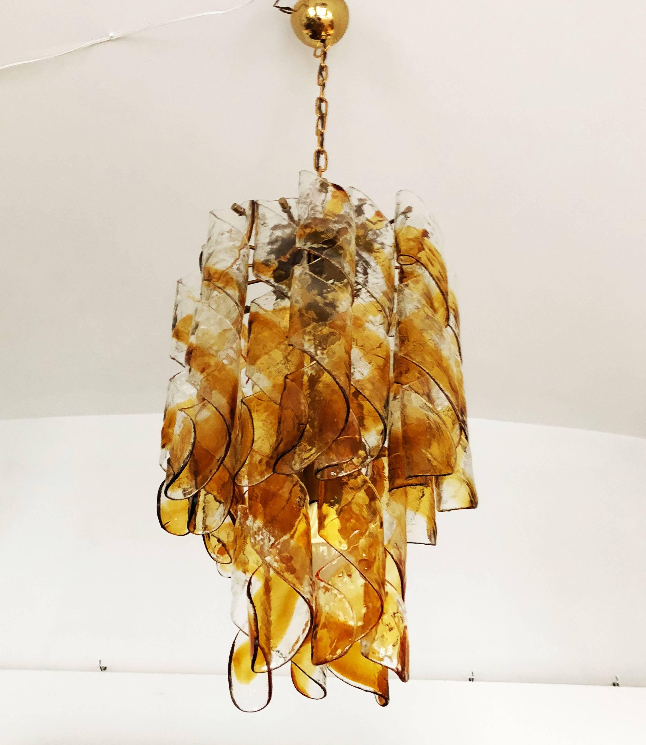 Lustre italien en verre de Murano torsadé ambré par Mazzega en vente 4
