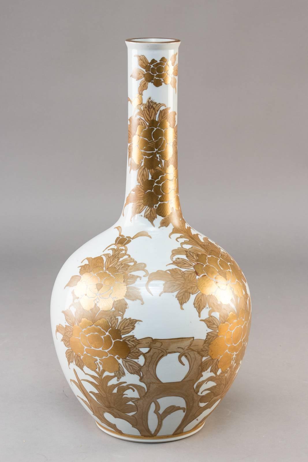 Japanese porcelain vase decorated with flowers in multicolored gold stamped at the bottom.
Measures: Height 50 cm. Made in the 1930s.
Burning error at bottom, not closed.