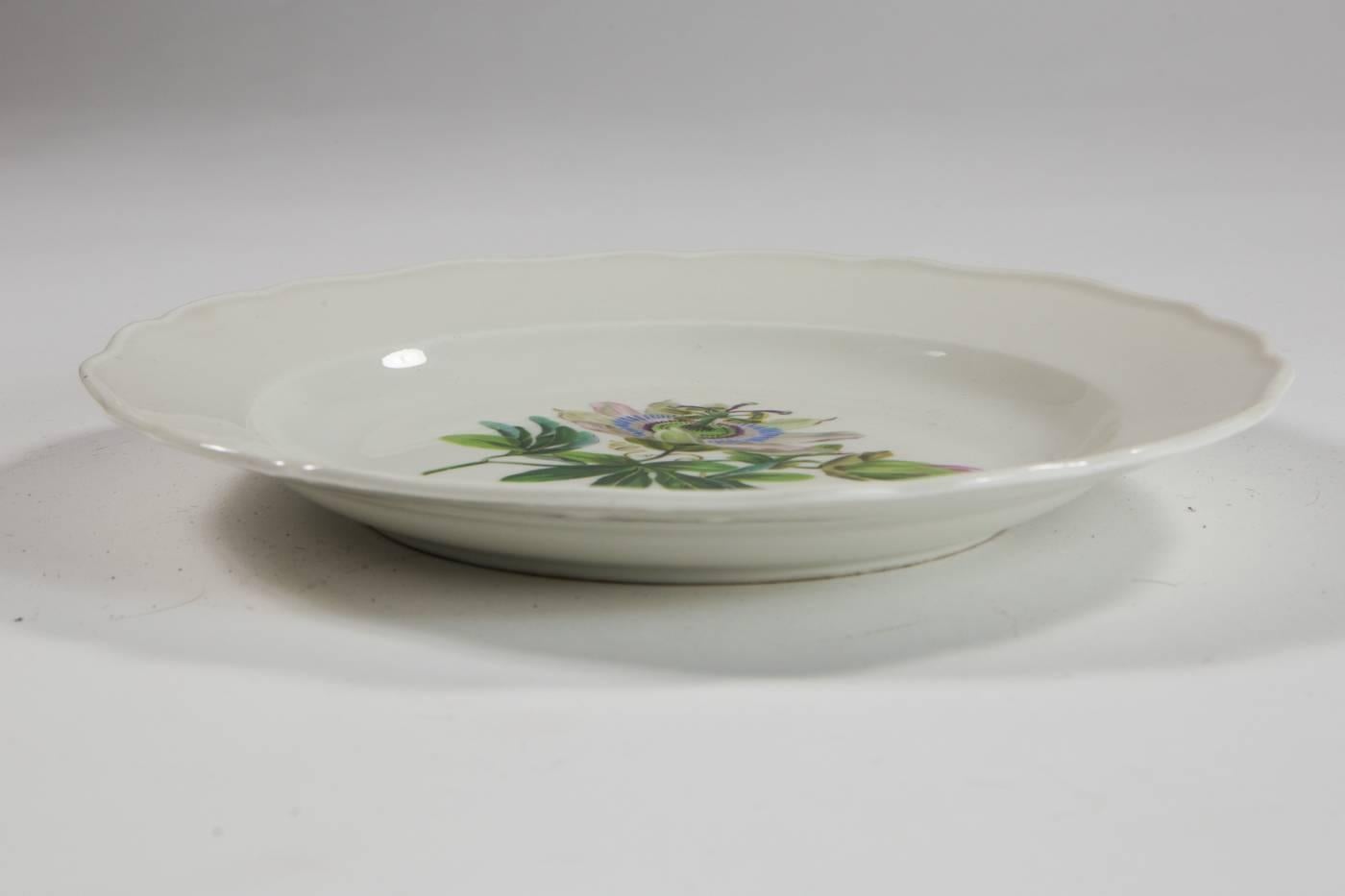 Porcelain plate with passion flower in house painting, Meissen, stamp until 1924, slightly round curved shape, mirror with polychrome flower painting in house painting, inscribed and numbered 