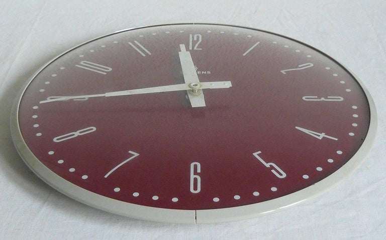 Plastic frame with the acrylic front made in Germany in the 1970s.
Formerly a slave clock, it is now fitted with a modern quartz movement with a battery.