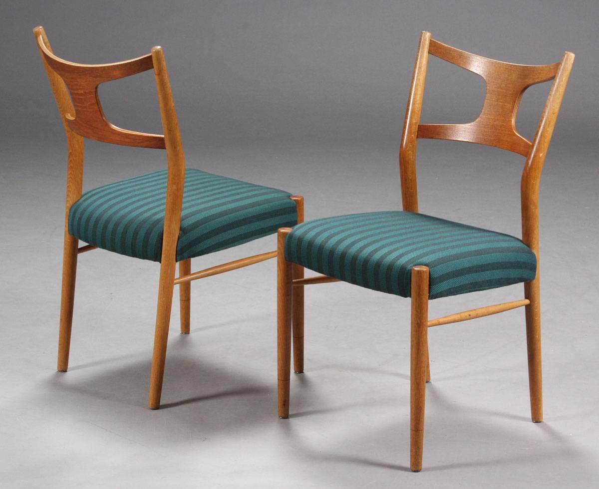 Kurt Østervig, solid dining chairs made of oak and teak, seats upholstered.
Designed in 1956. Produced by Randers Furniture.
A very good original condition, new upholstery and wood renovation possible on request.
Up to ten chairs and 2 armchairs