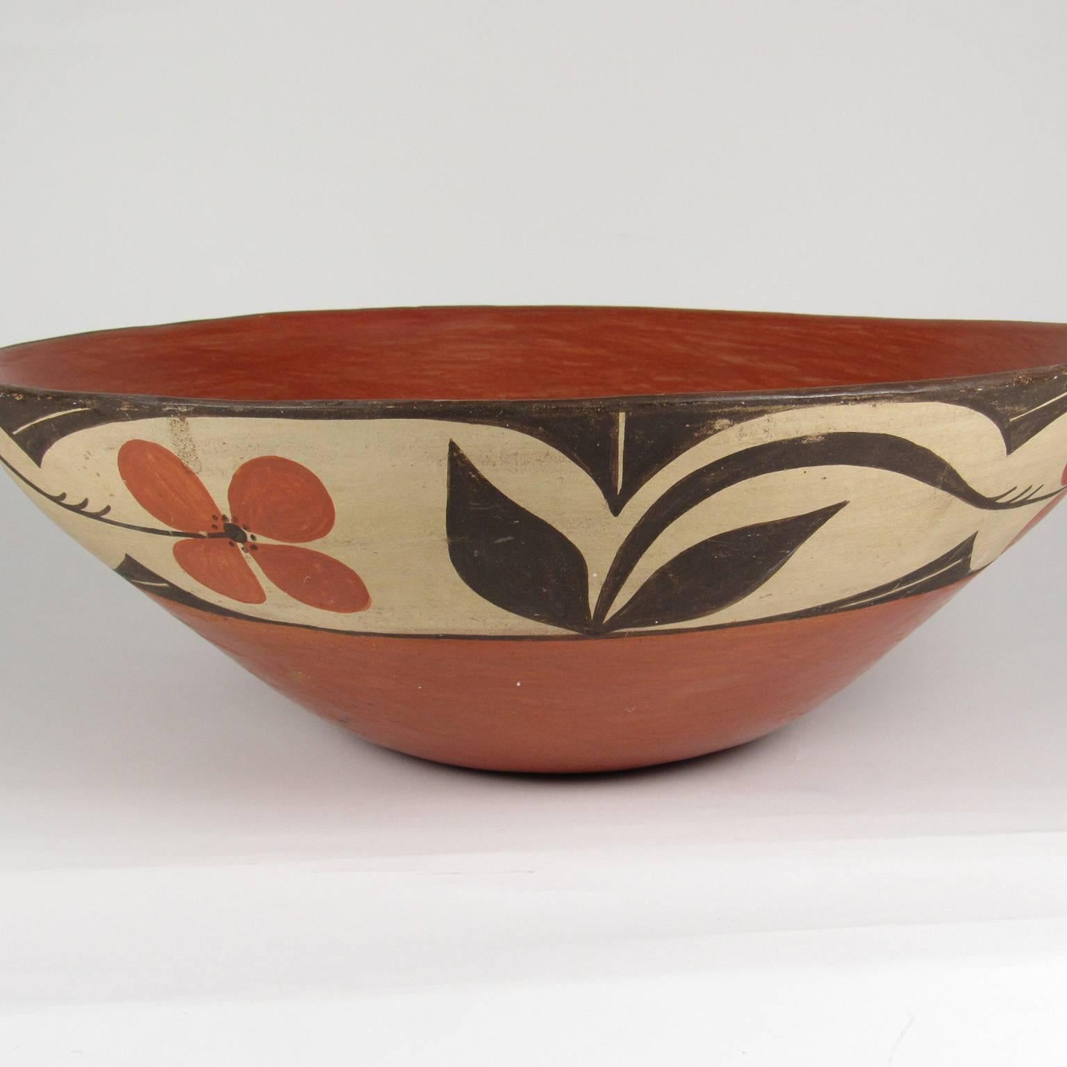 Rare Large Antique Native American Zia Pueblo Terracotta Dough Bowl In Good Condition For Sale In Concord, MA