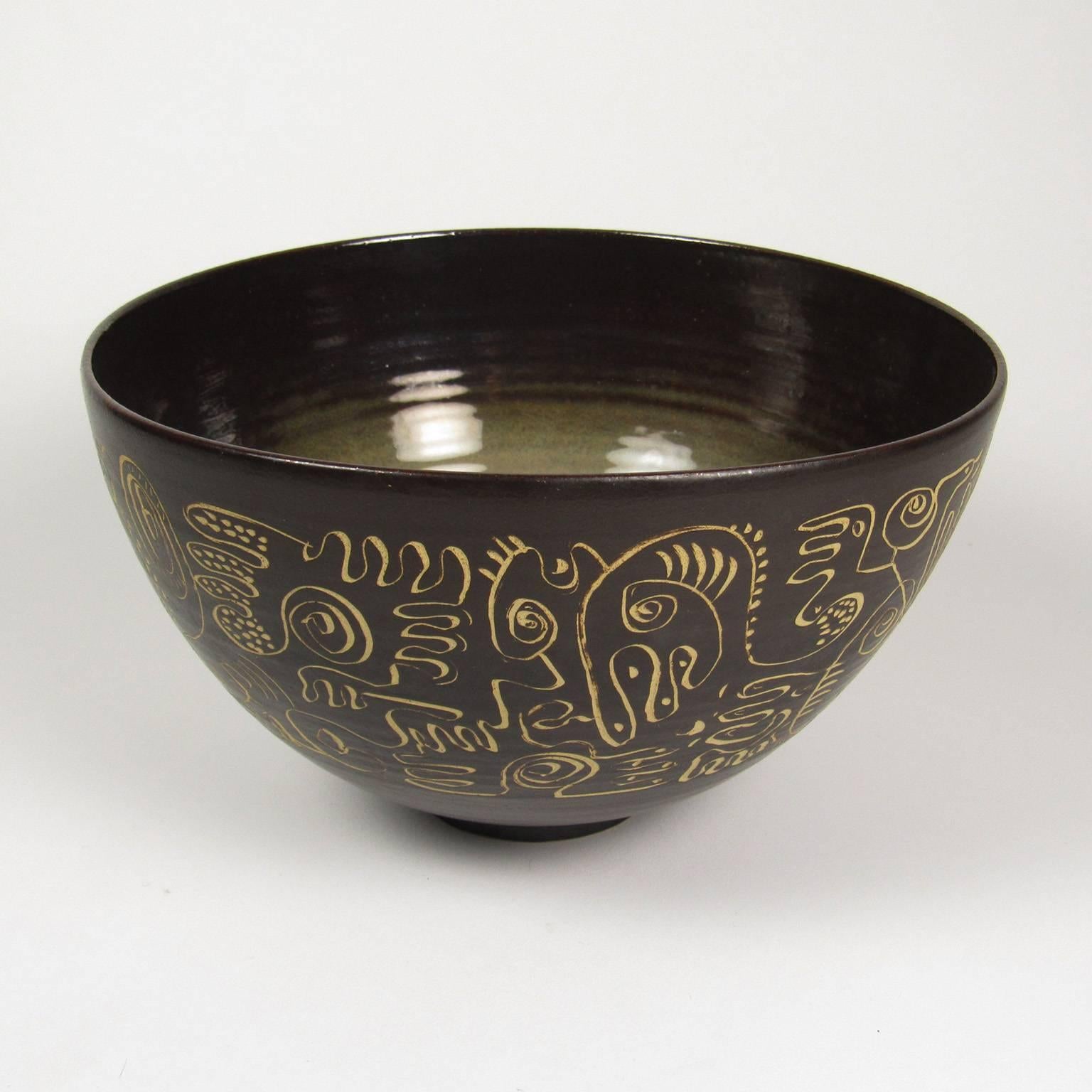 Edwin Scheier brown glazed ceramic bowl, mid-20th century. Brown glaze conical bowl with Sgraffito design. Signed on foot Scheier. Measure: Height 5 1/2 in., diameter 8 3/4 in.
 