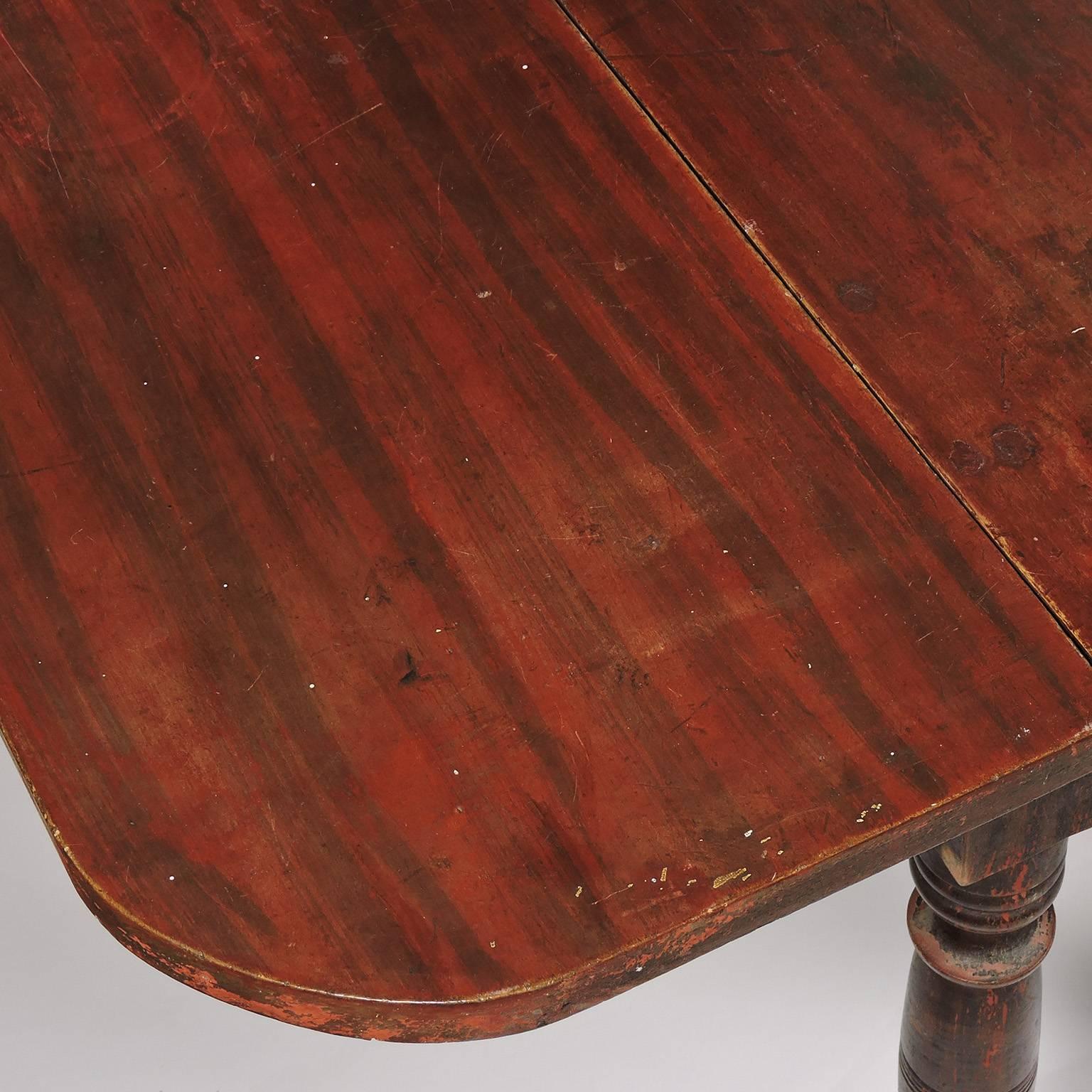 Pine Great 19th Century Country American Grain Painted Drop-Leaf Table For Sale