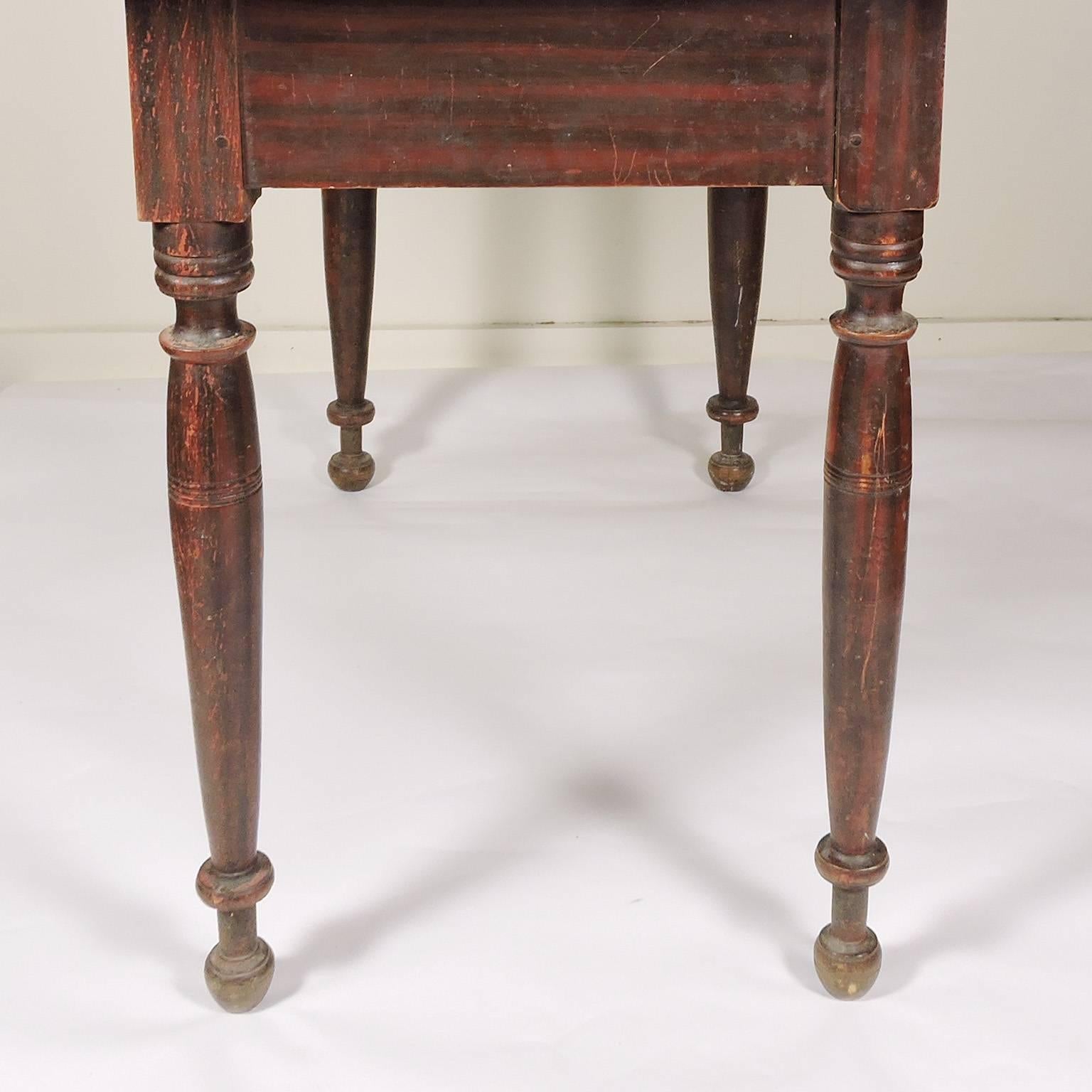 Great 19th Century Country American Grain Painted Drop-Leaf Table In Good Condition For Sale In Concord, MA