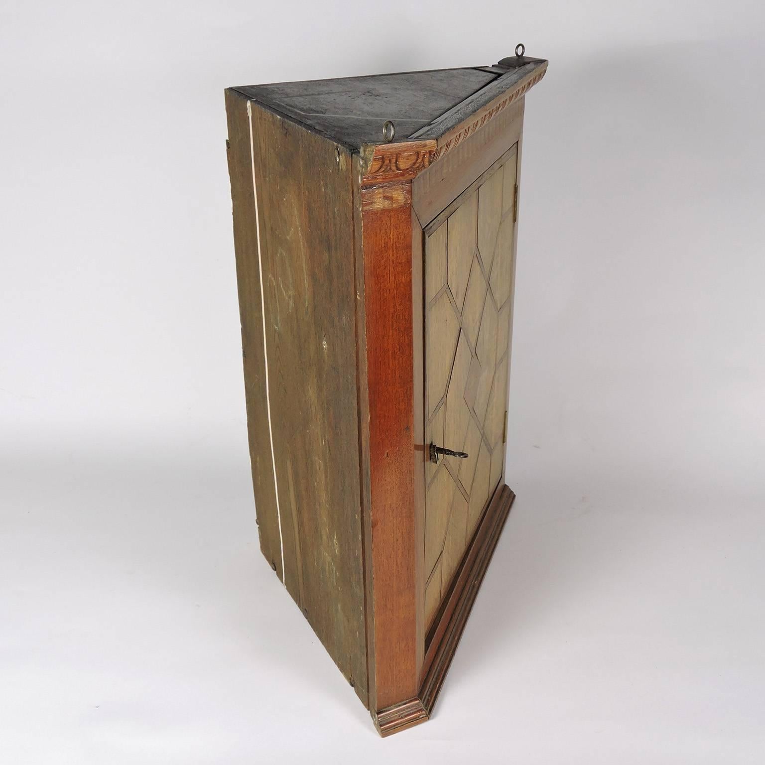 British 19th Century Georgian Oak and Parquetry Fruitwood Inlaid Hanging Corner Cabinet For Sale