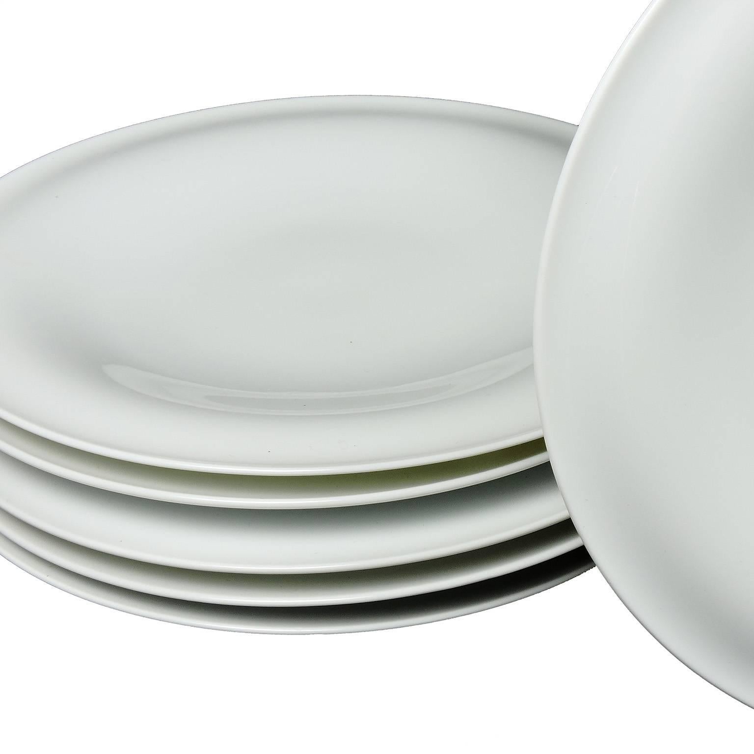 Rare set of 15 Mid-Century Modern “Theme Formal” Yamato porcelain dinner plates by American designer Russel Wright (1904-1976). One of the last dinnerware patterns Wright designed, circa 1964. White porcelain plates with raised rim, diameter: 10 ¾