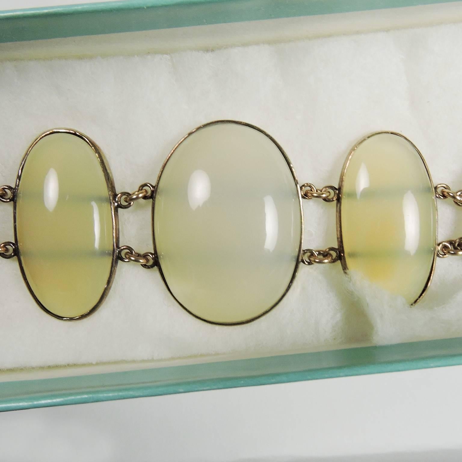 Unknown Vintage Graduated Transluscent White Cabochon Agate and Yellow Gold Bracelet 