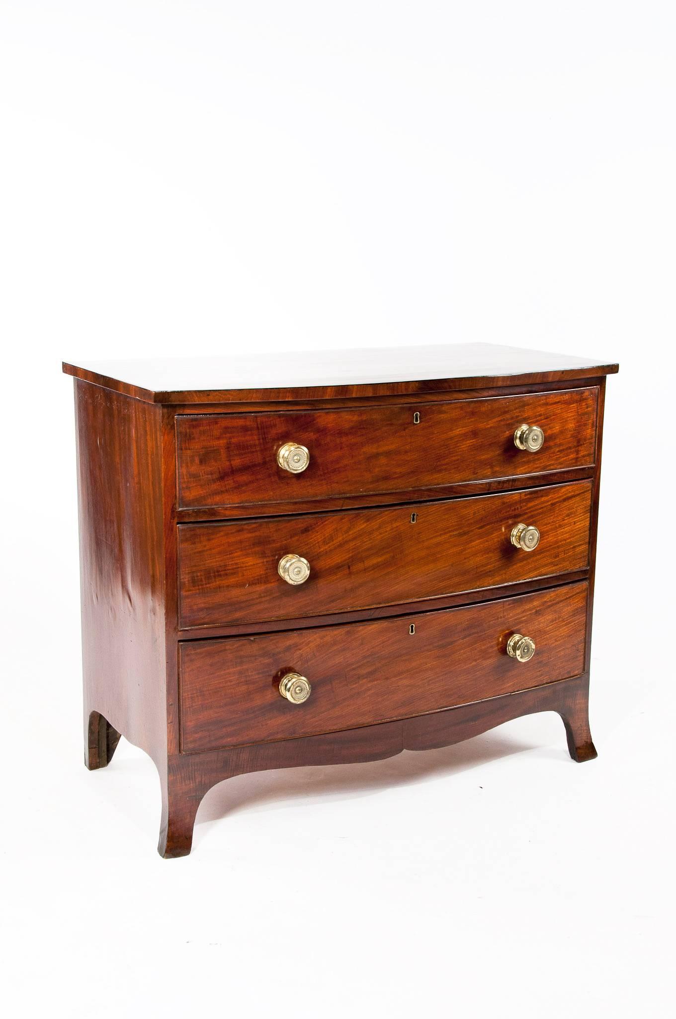 A very good quality George III mahogany bow fronted chest of drawers with ebony stringing and original brass spun knob handles, circa 1800. Having a fine bow fronted rectangular 