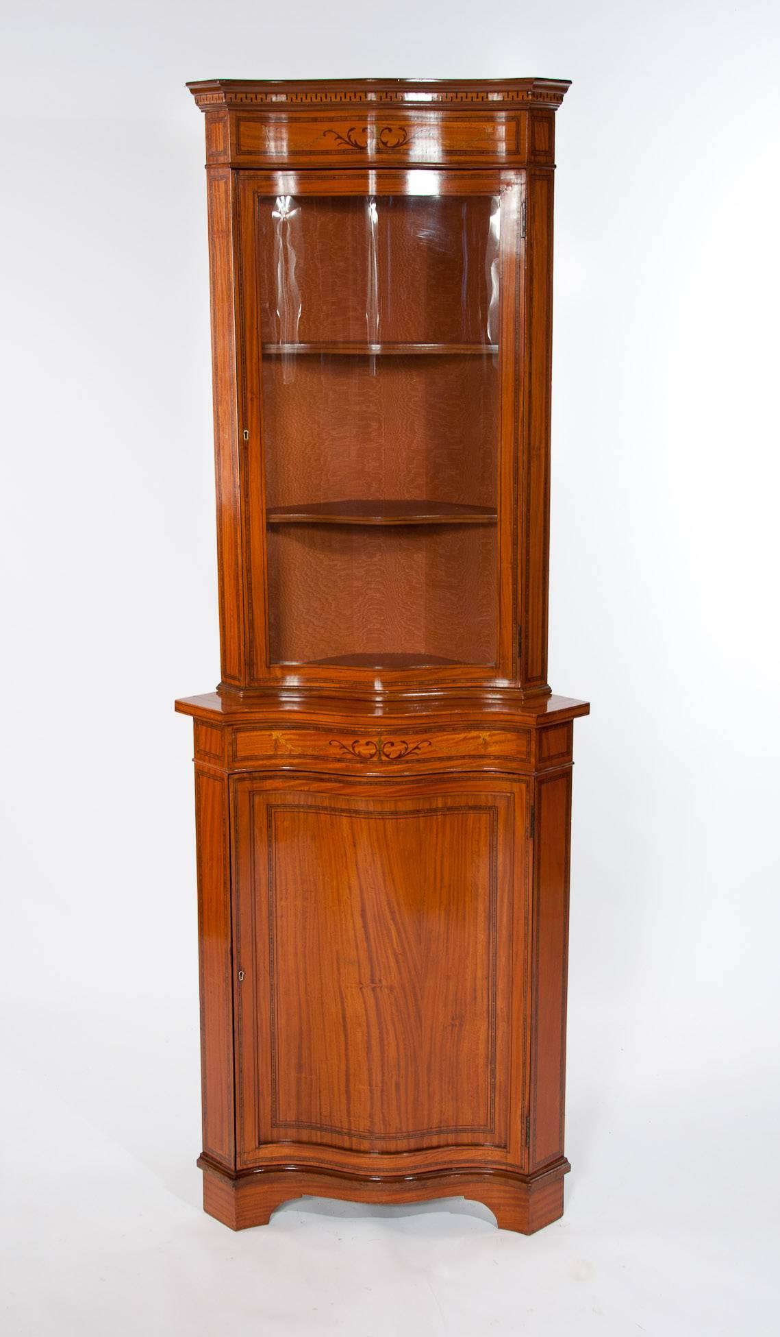 Fine Inlaid Shaped Edwardian Satinwood Corner Cabinet In Excellent Condition In Benington, Herts