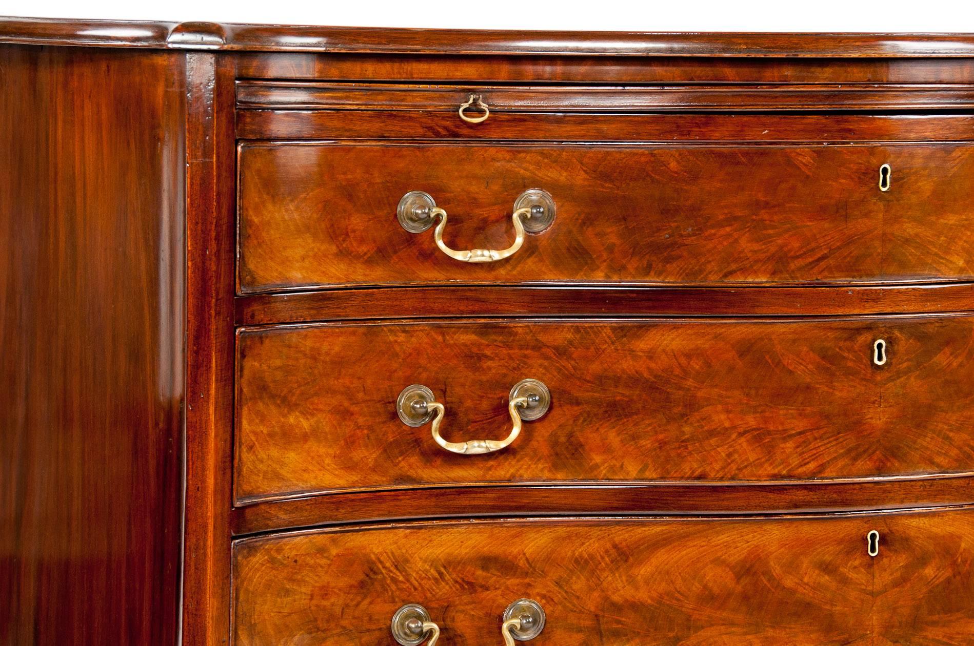 Antique Flame Mahogany Serpentine Shaped Chest In Excellent Condition In Benington, Herts