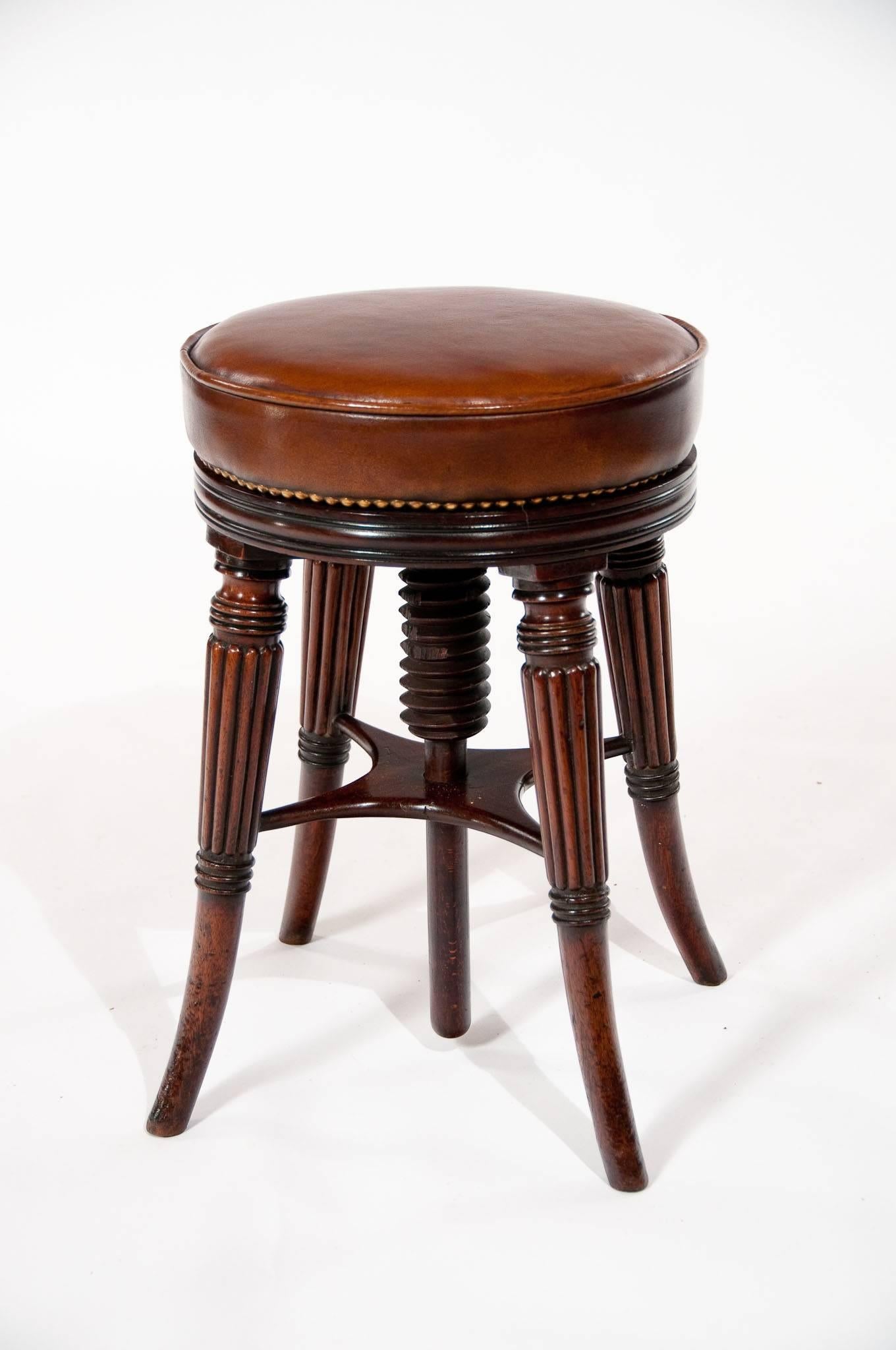 Fine Regency Mahogany Adjustable Piano Stool In Excellent Condition In Benington, Herts