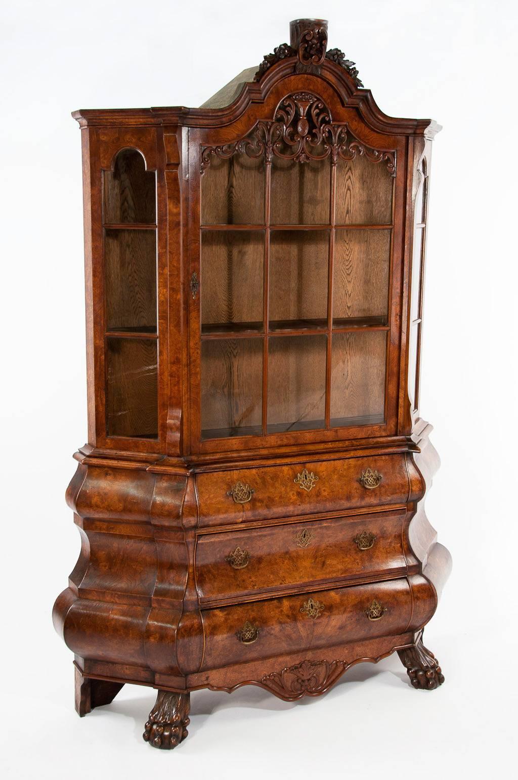 A wonderful late 19th Century antique burr elm Dutch Bombay bookcase / display cabinet. This lovely quality and well proportioned bookcase has obtained a delightful warm colour and patina with striking burr elm veneers. The shaped top having a