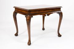 Table basse ancienne en noyer sur pieds cabriole