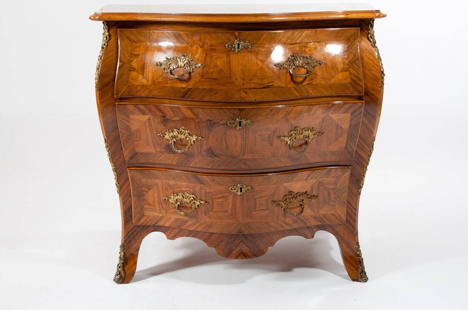 Antique 19th C Swedish Bombe Walnut Chest of Drawers  In Excellent Condition In Benington, Herts