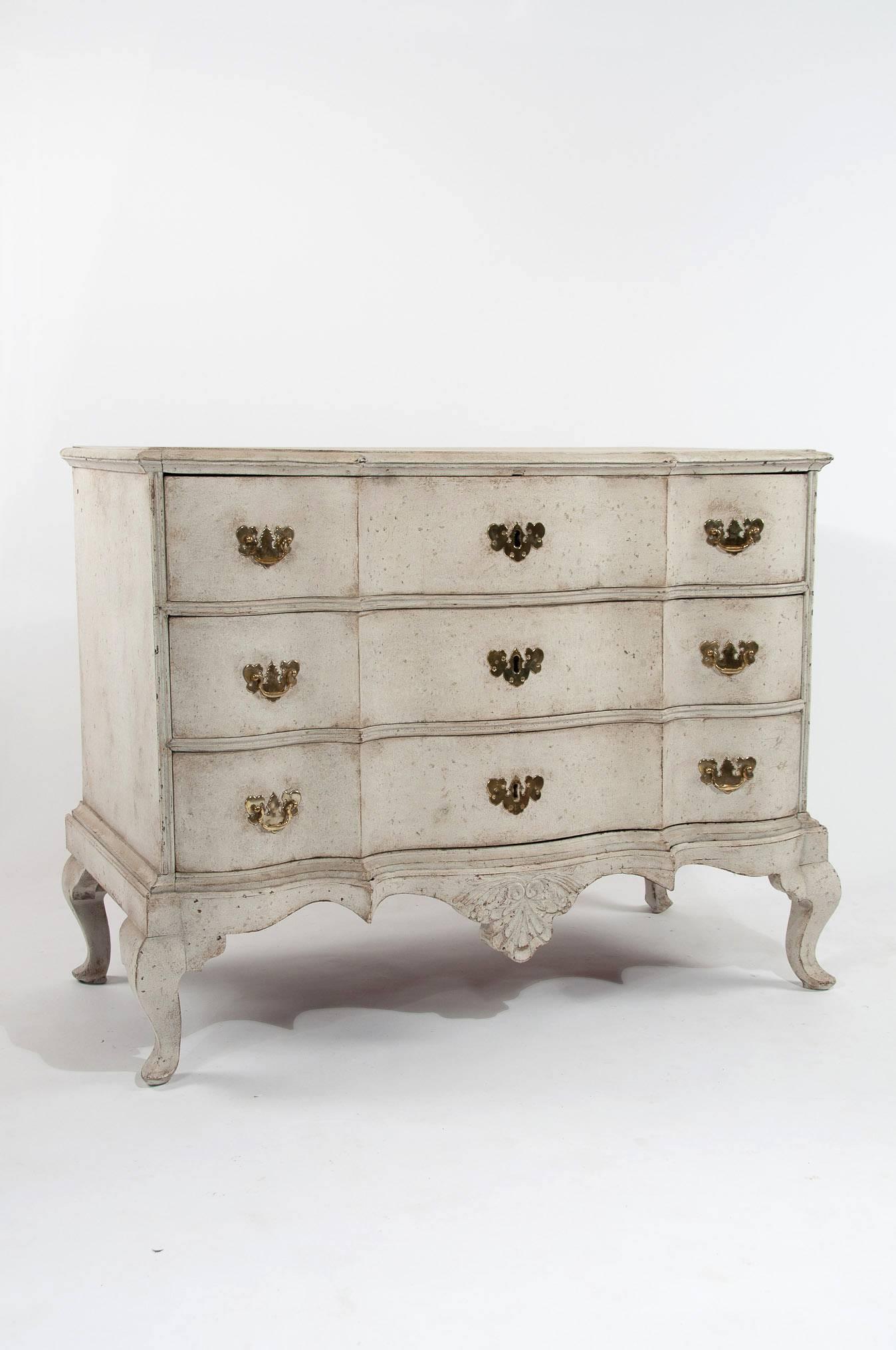 Of stunning form a Scandinavian mid 18th Century painted shaped chest of drawers / commode. 
This extremely attractive Baroque chest of drawers has a beautiful faux marble grained shaped top over three solid shaped drawers retaining their original