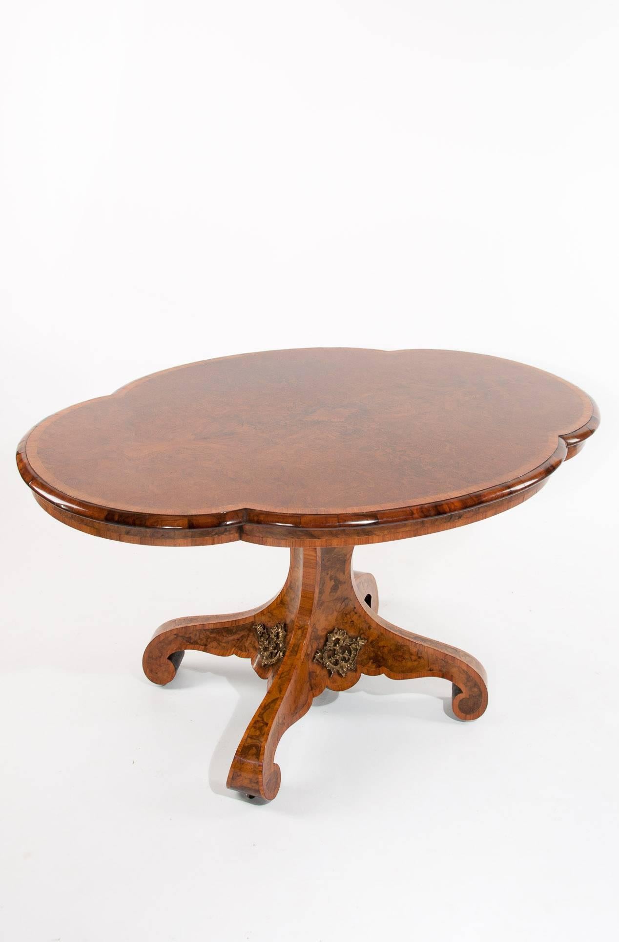 19th Century Burr Walnut Shaped Center Table In Excellent Condition In Benington, Herts