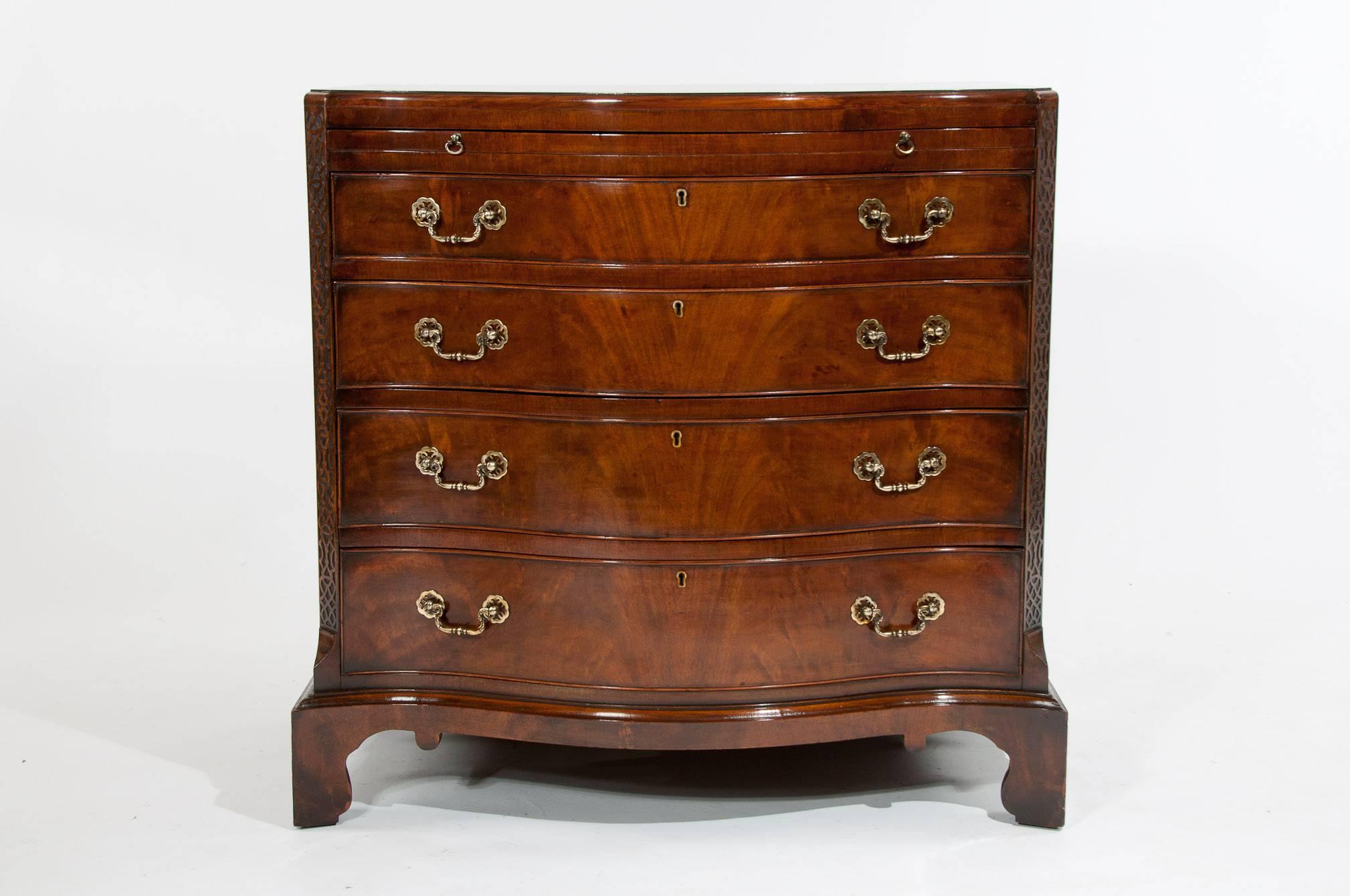 Antique Mahogany Serpentine Chest of Drawers In Excellent Condition In Benington, Herts