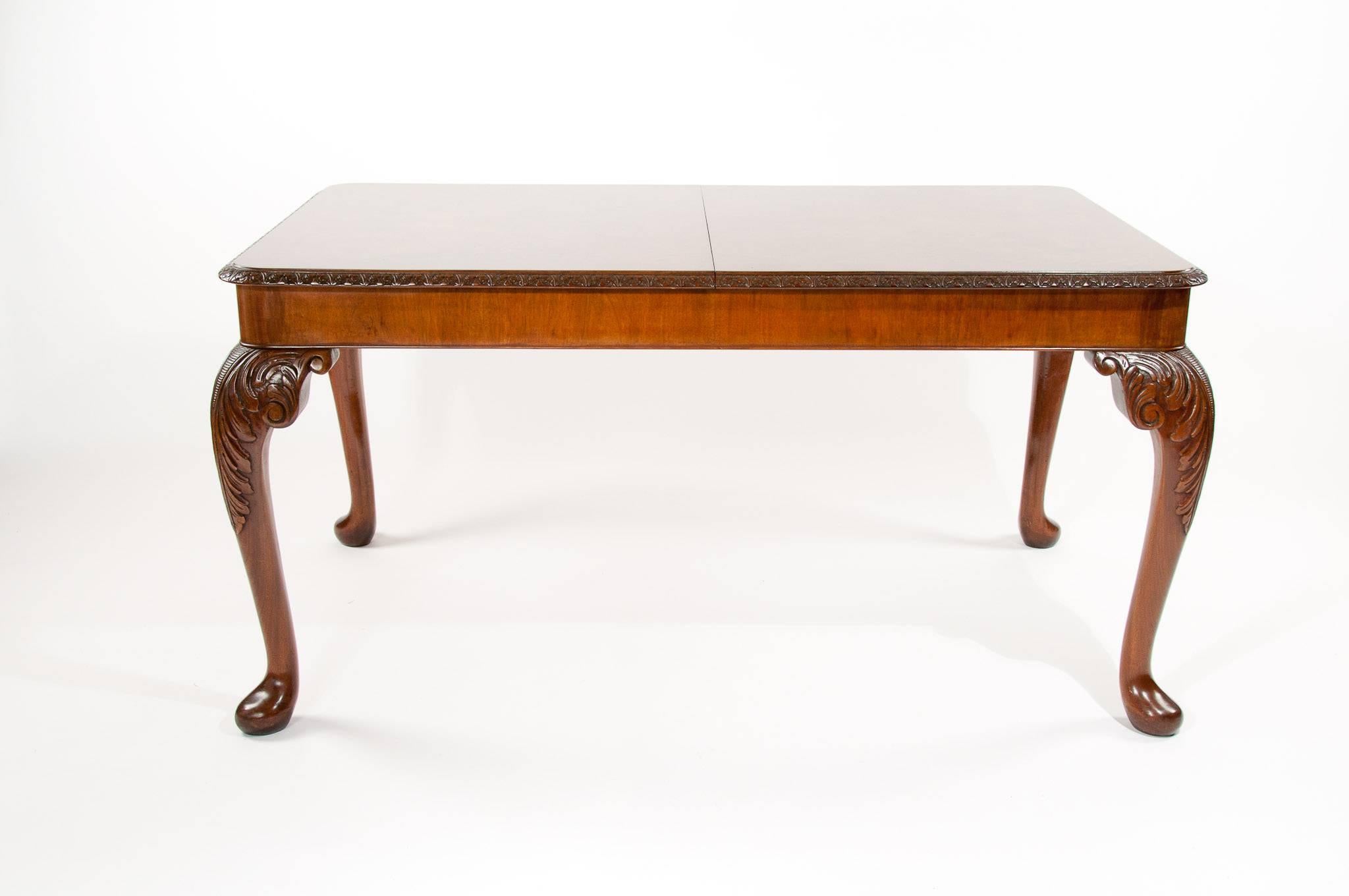 Quality Walnut Dining Table and Eight Chair Set In Excellent Condition In Benington, Herts