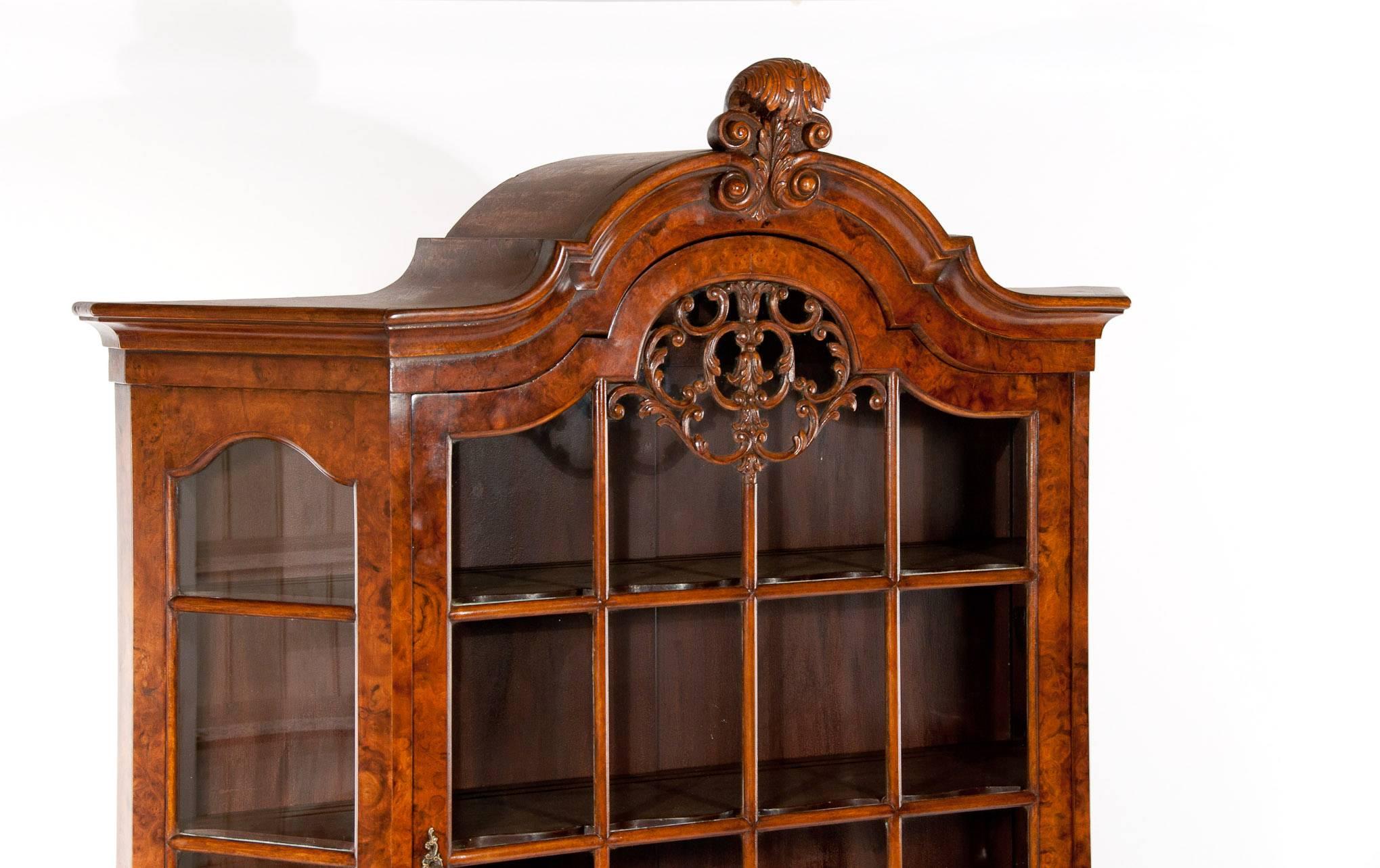 A wonderful burr walnut Dutch Bombay bookcase / display cabinet.
This lovely quality and well proportioned bookcase has obtained a delightful warm colour and patina with striking burr walnut veneers dating to circa 1930-1950s.
The shaped top