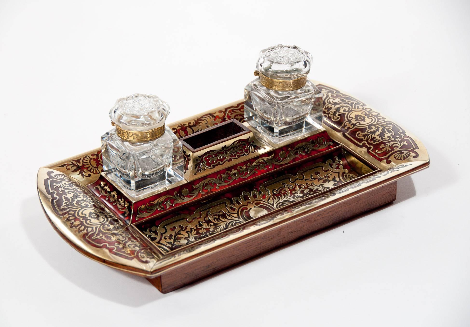 An exceptional quality French Boulle inkstand / inkwell dating to circa 1830. 
This beautiful Boulle marquetry inkstand is made from solid rosewood covered in gorgeous red tortoiseshell and finely inlaid with fretted brasswork. 

This combination