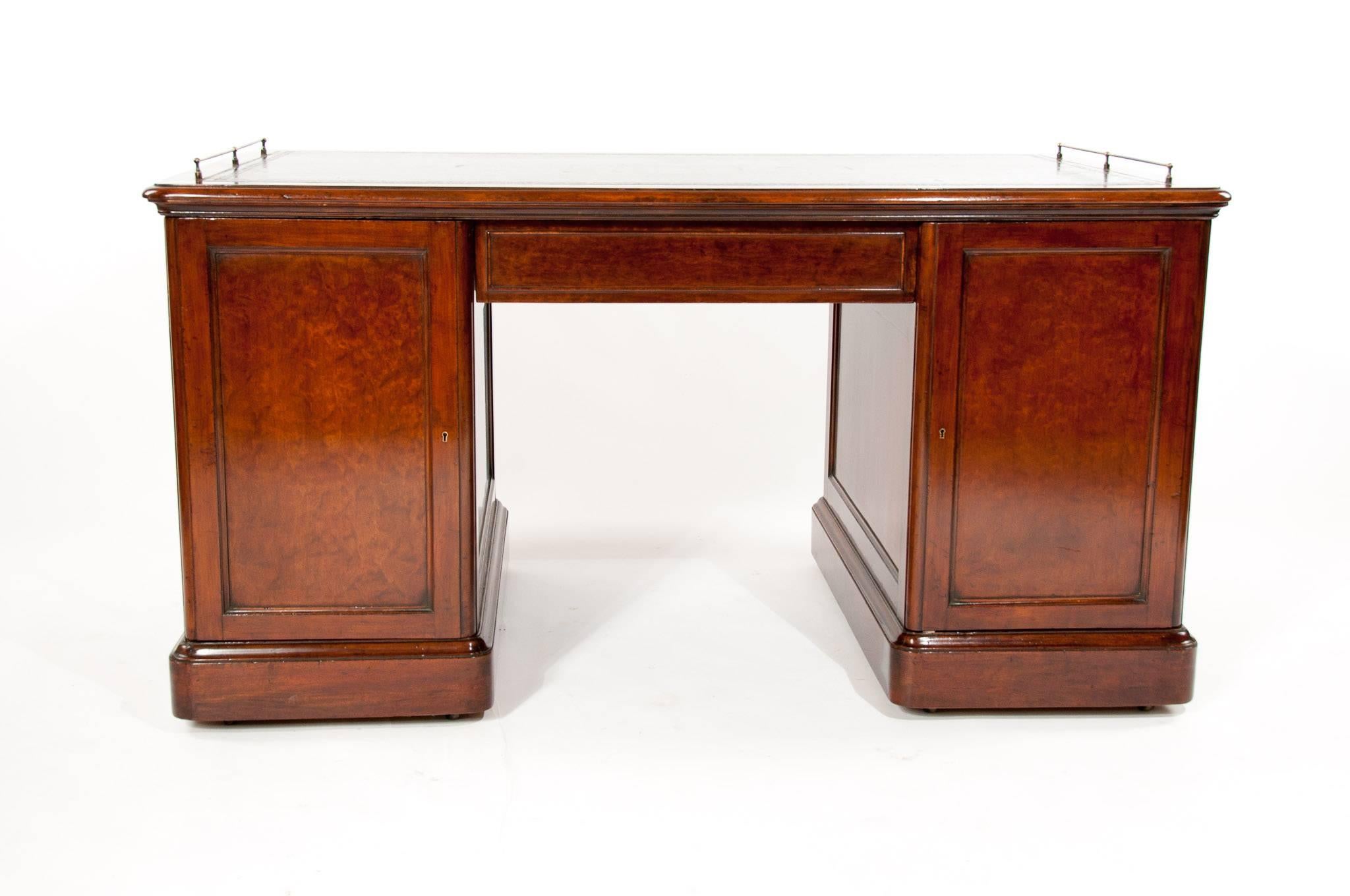 Important Historical Desk of Admiral Markham In Excellent Condition In Benington, Herts