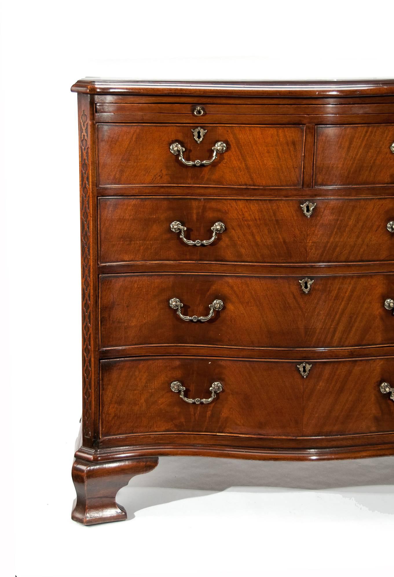 Handsome Antique Mahogany Serpentine Chest of Drawers In Excellent Condition In Benington, Herts