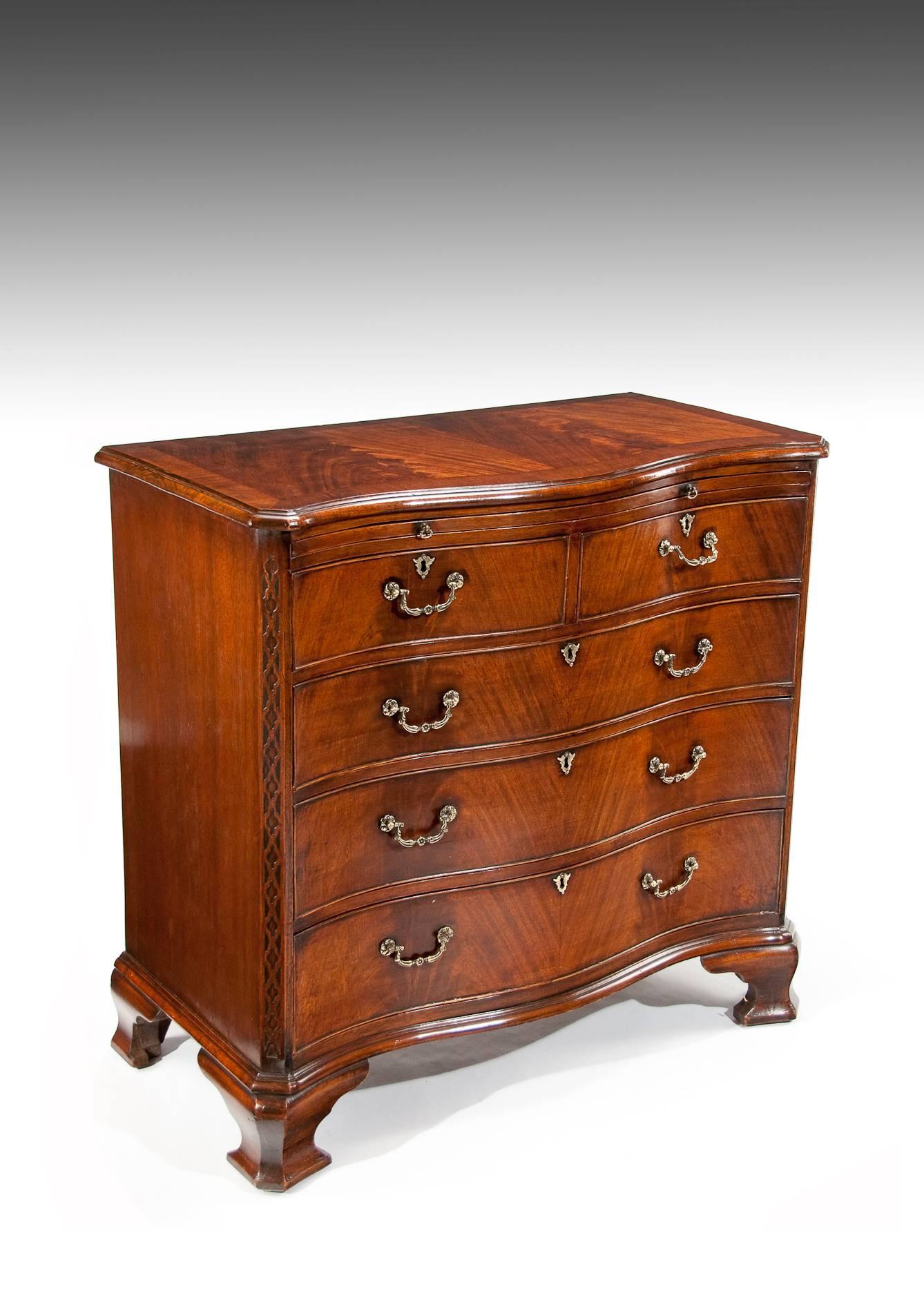 A handsome antique mahogany and oak lined serpentine chest of drawers dating to circa 1900.
Extremely well constructed this very good quality bachelors chest of drawers has a flame mahogany bookmatched veneered serpentine fronted top with a