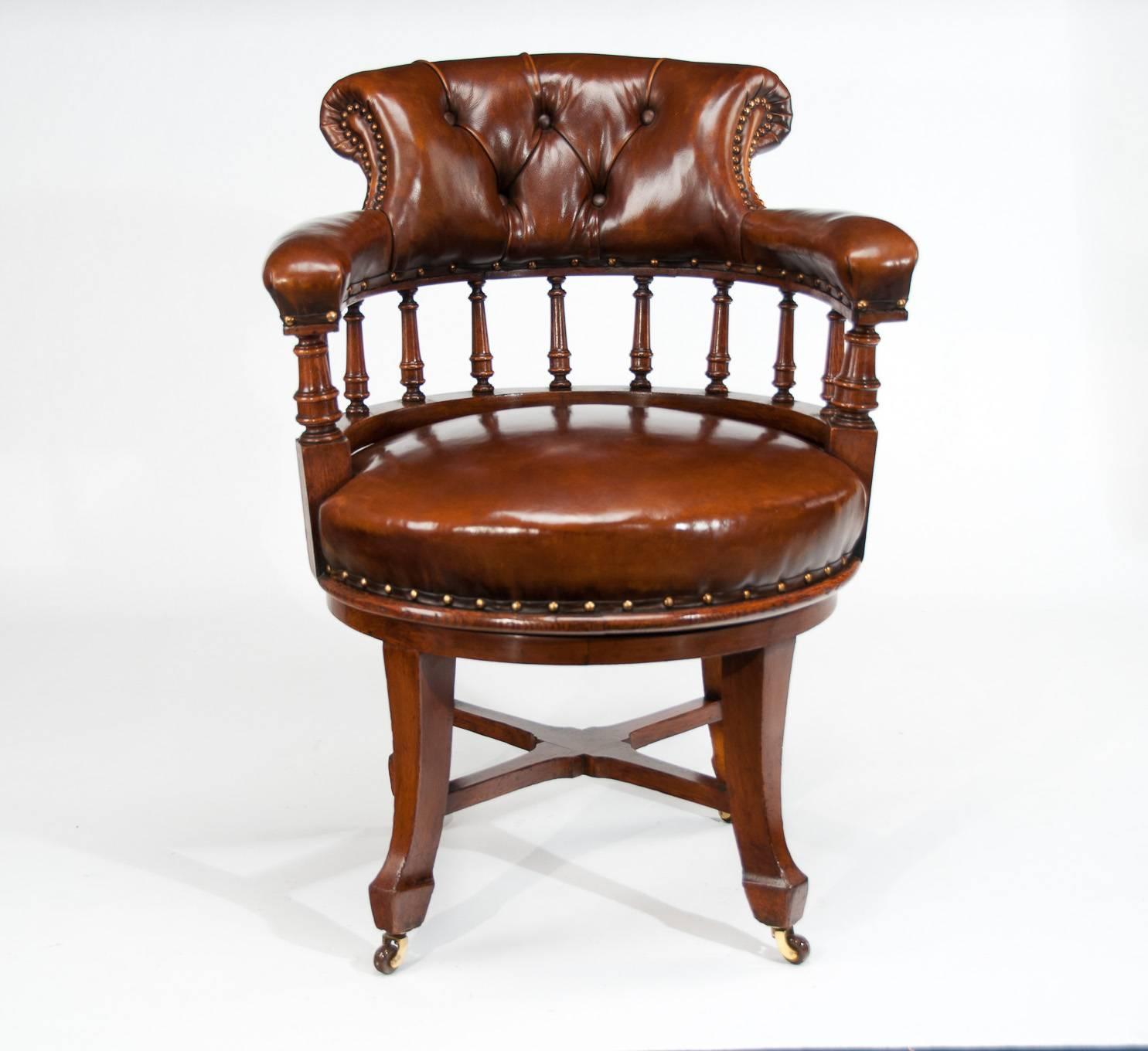 Quality Victorian Oak Leathered Revolving Desk Chair by S & H Jewell In Excellent Condition In Benington, Herts