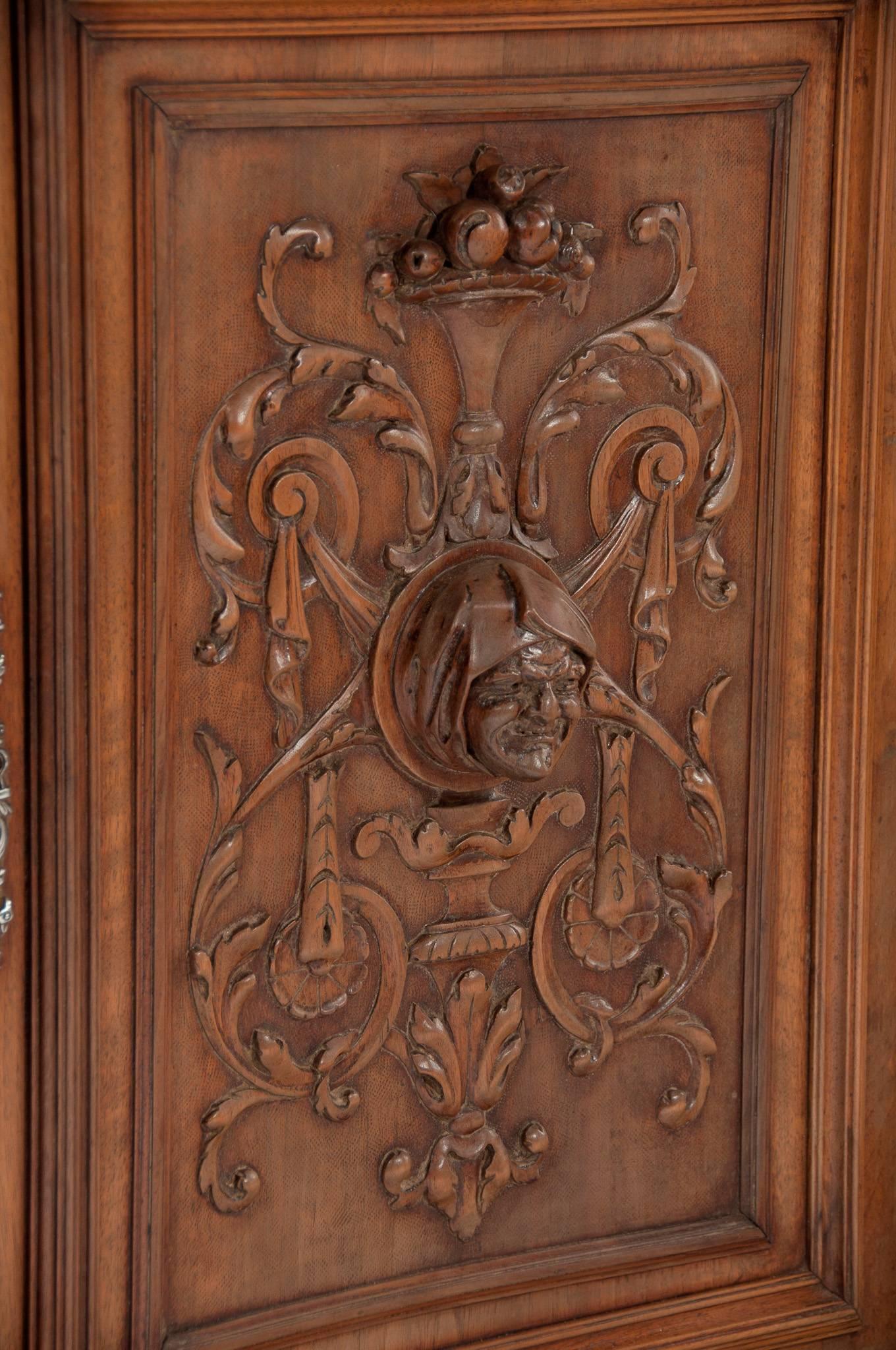 19th Century Carved Hanging Walnut Cabinet In Excellent Condition In Benington, Herts