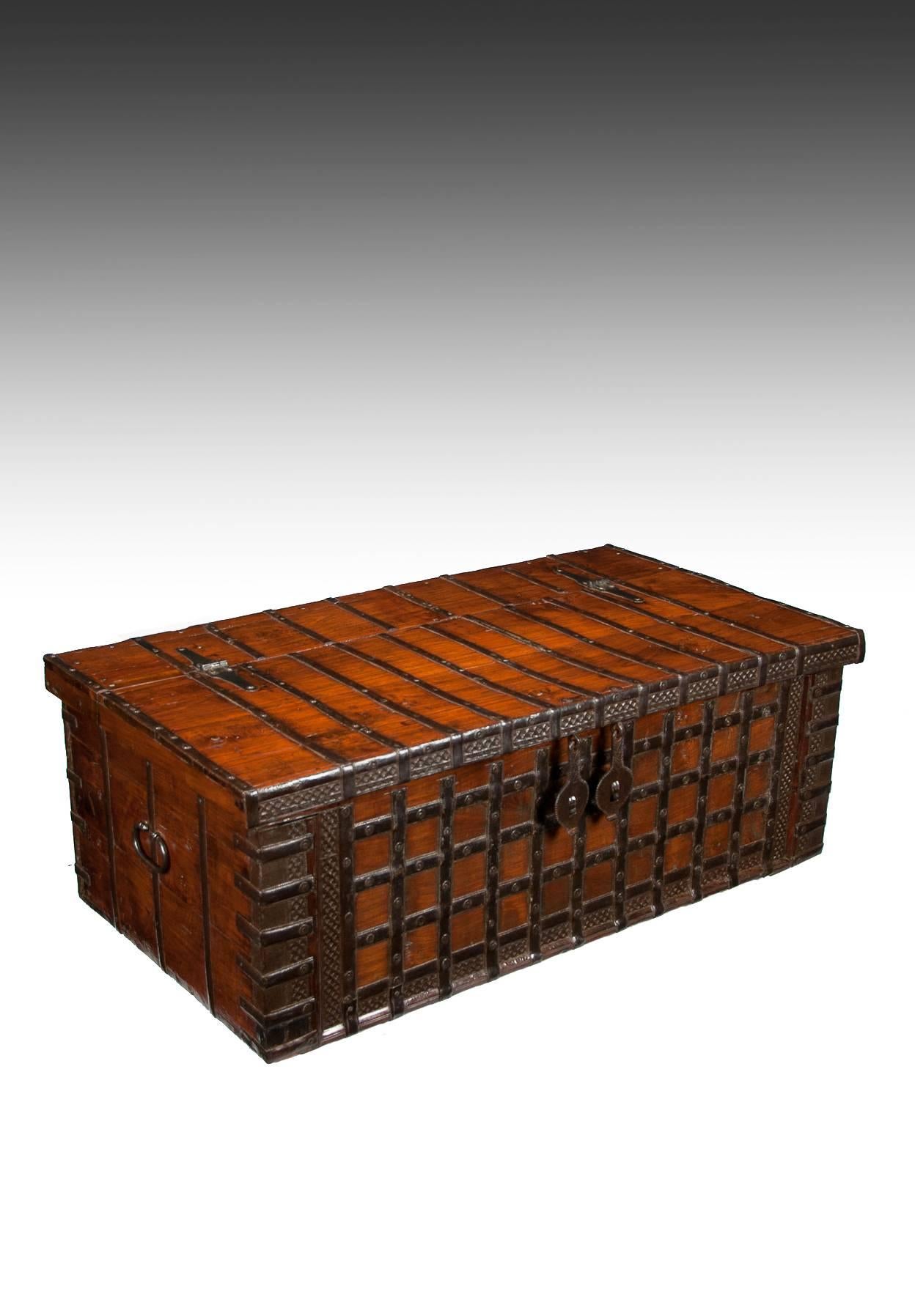 Good quality solid elm 19th century Anglo-Indian iron strapped chest / trunk dating to circa 1820.
Constructed from solid elm with iron banding and strapwork wrapping around the entire piece in a very decorative manner. Having a double catch lock