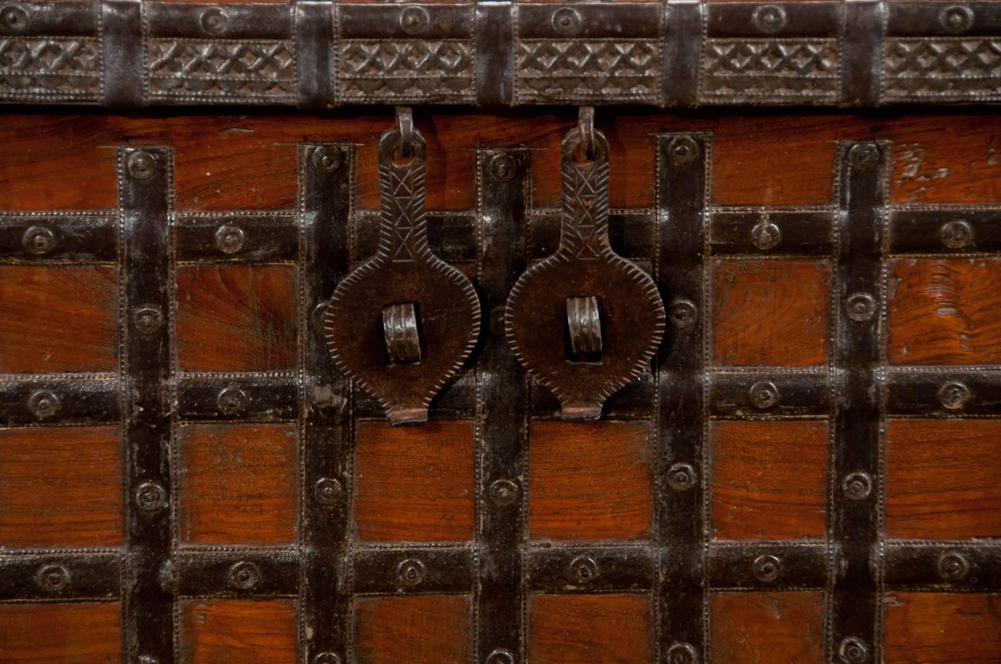 Early 19th Century Elm Anglo-Indian Iron Strapped Chest Trunk 3