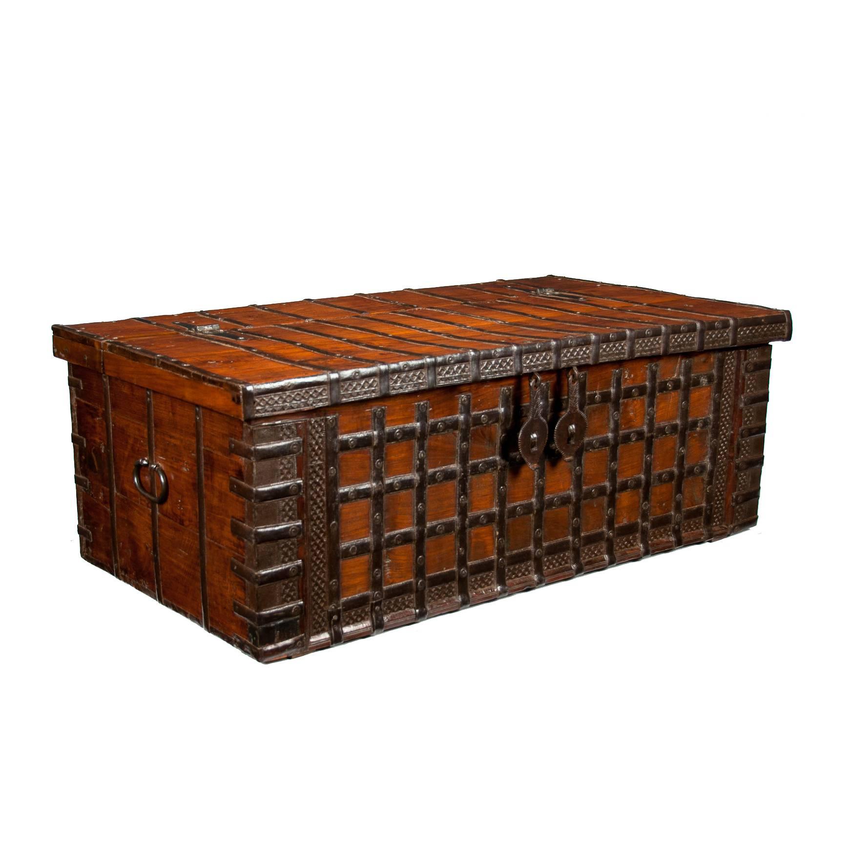 Early 19th Century Elm Anglo-Indian Iron Strapped Chest Trunk In Excellent Condition In Benington, Herts