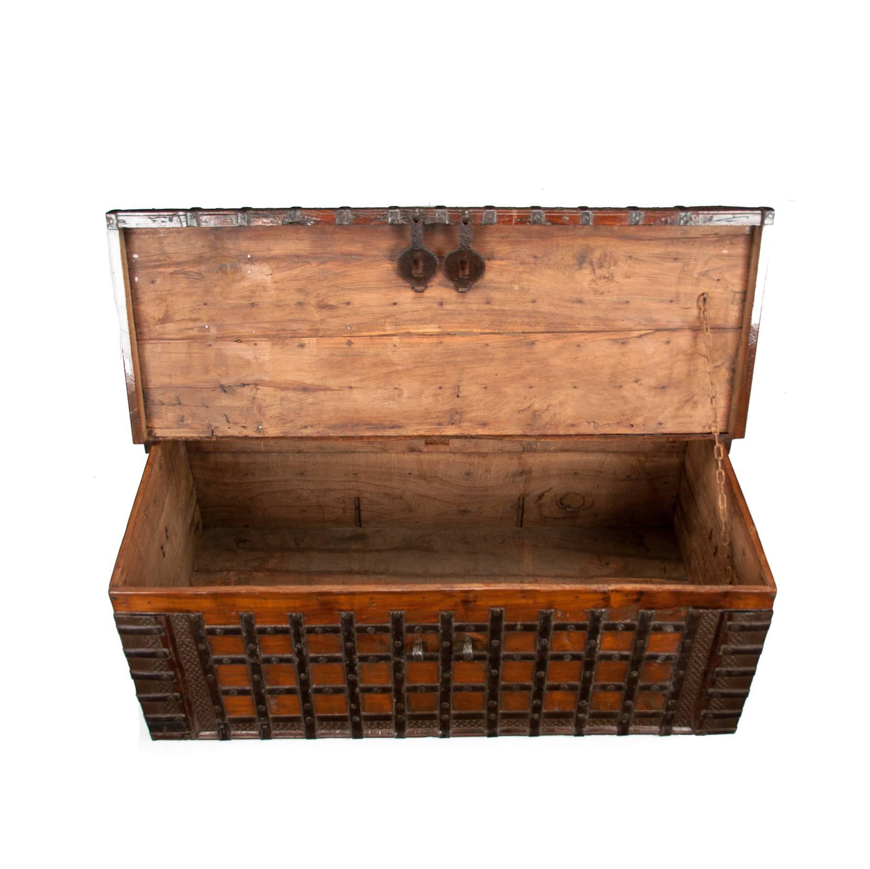 Early 19th Century Elm Anglo-Indian Iron Strapped Chest Trunk 4