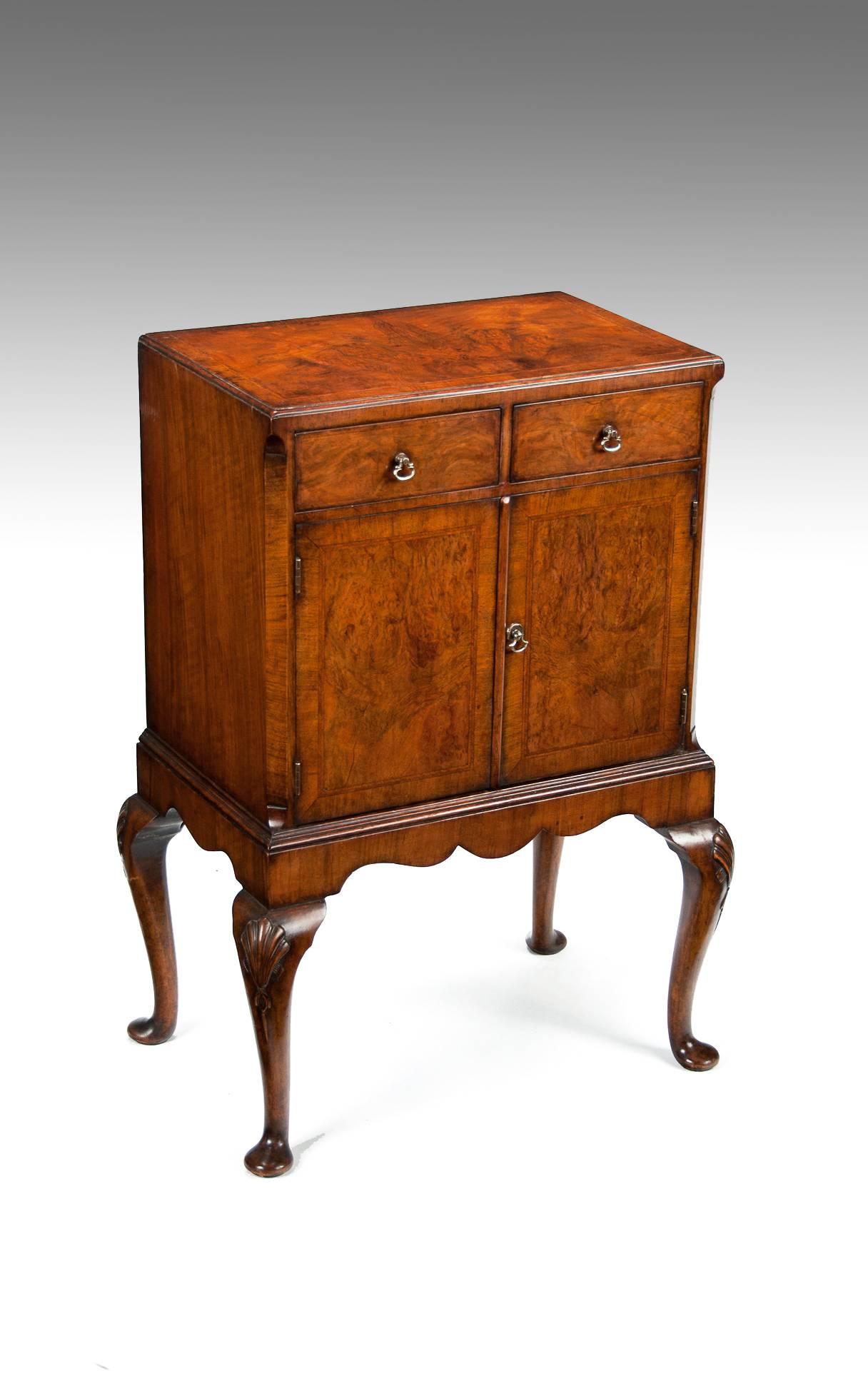 A quality antique burr walnut side cabinet on cabriole legs, circa 1900-1910.
Having a rectangular bookmatch veneered figured walnut top with a herringbone inlay enclosed by a crossbanded border and moulded edge over two fully oak lined handcut