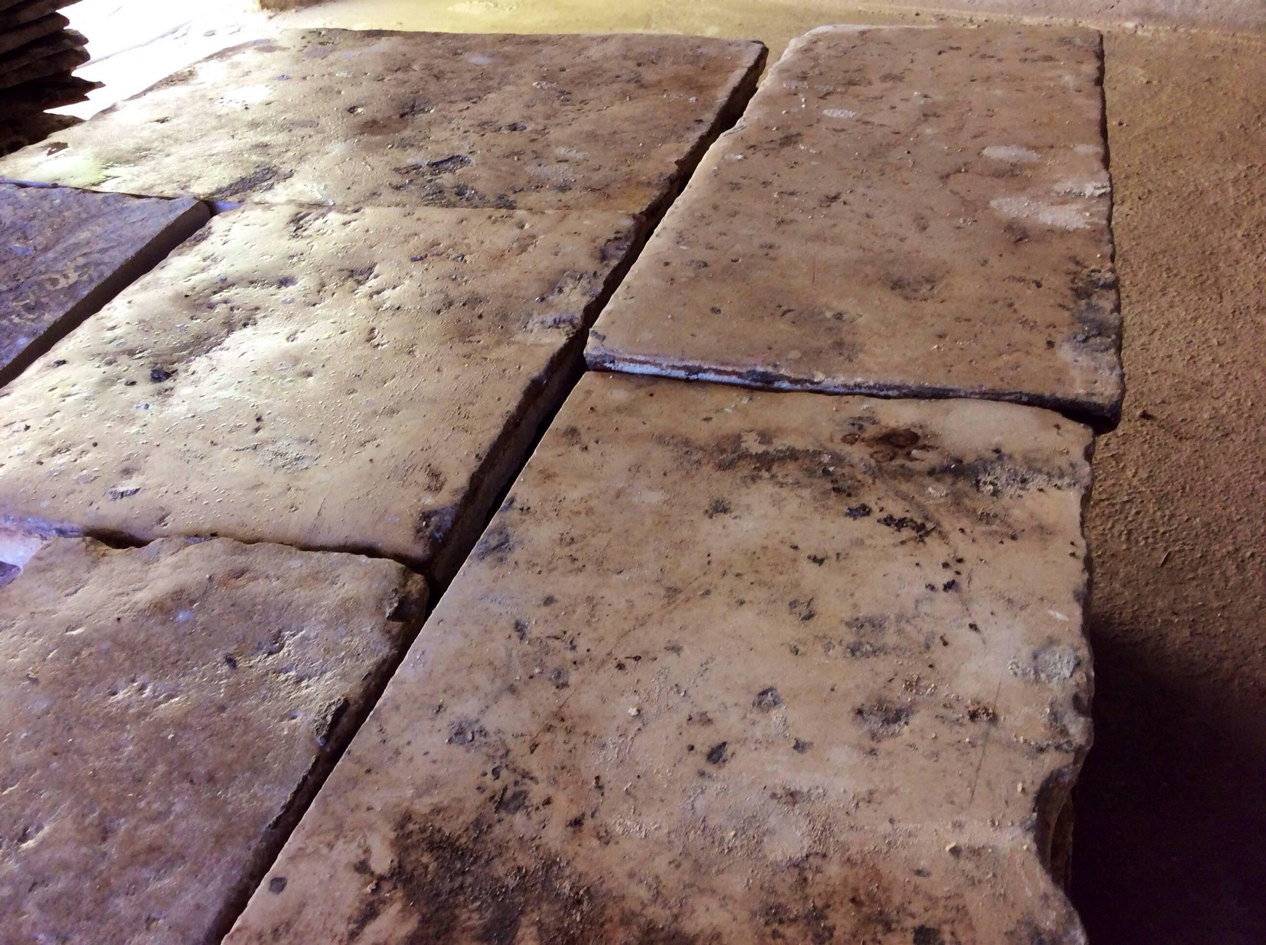 Sols en pierre ancienne, Dalle de Bourgogne originale, sols récupérés en France.
Nous avons le meilleur stock d'authentiques dalles de Bourgogne, datant du 15ème - 16ème siècle ( 5 et 3 cm d'épaisseur ) 1,2 et 2 inc. Grand Opus, taille