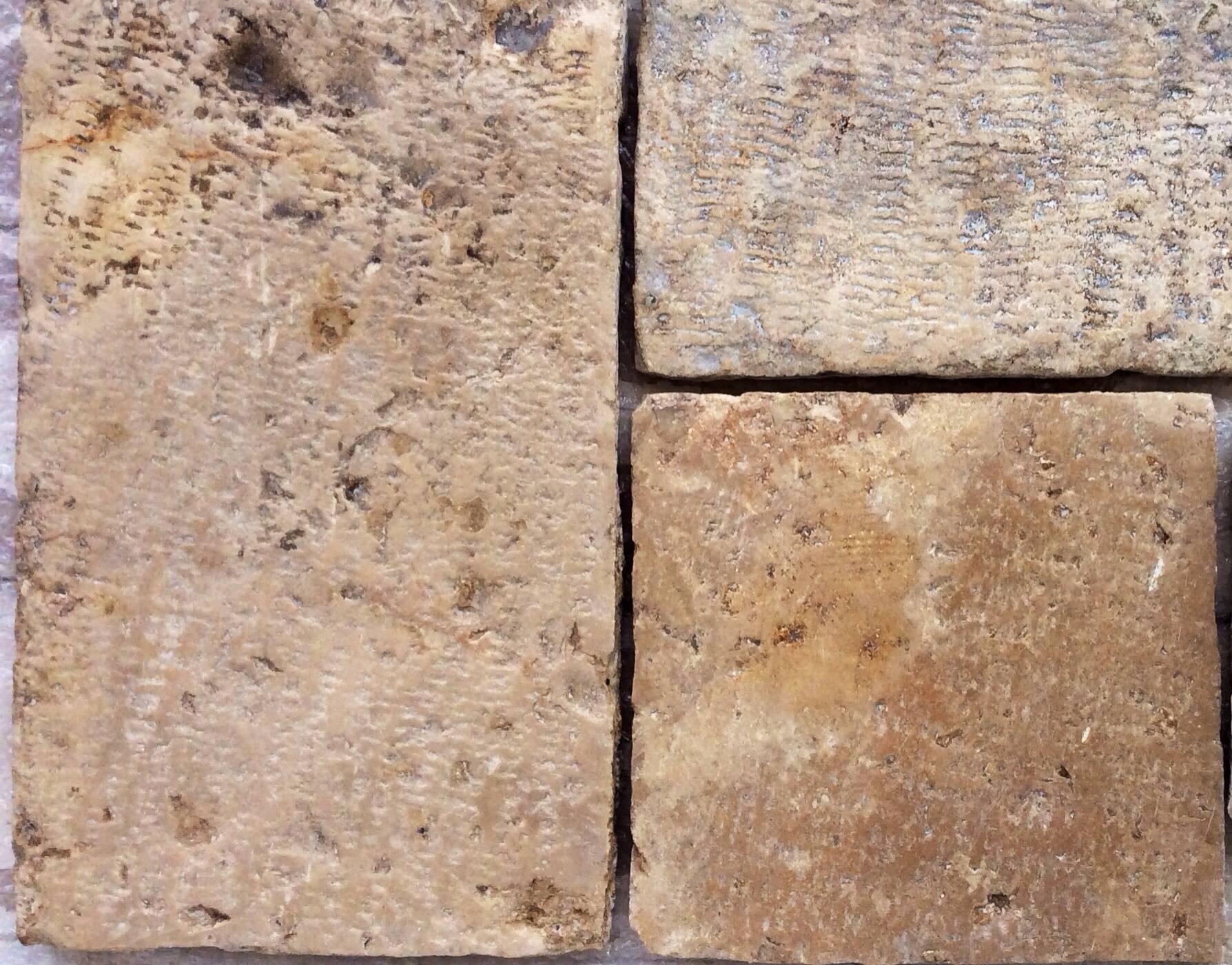 Antike Steinsockel, Original Dalle De Bourgogne, aufgearbeiteter Boden aus Frankreich (18. Jahrhundert und früher) im Angebot