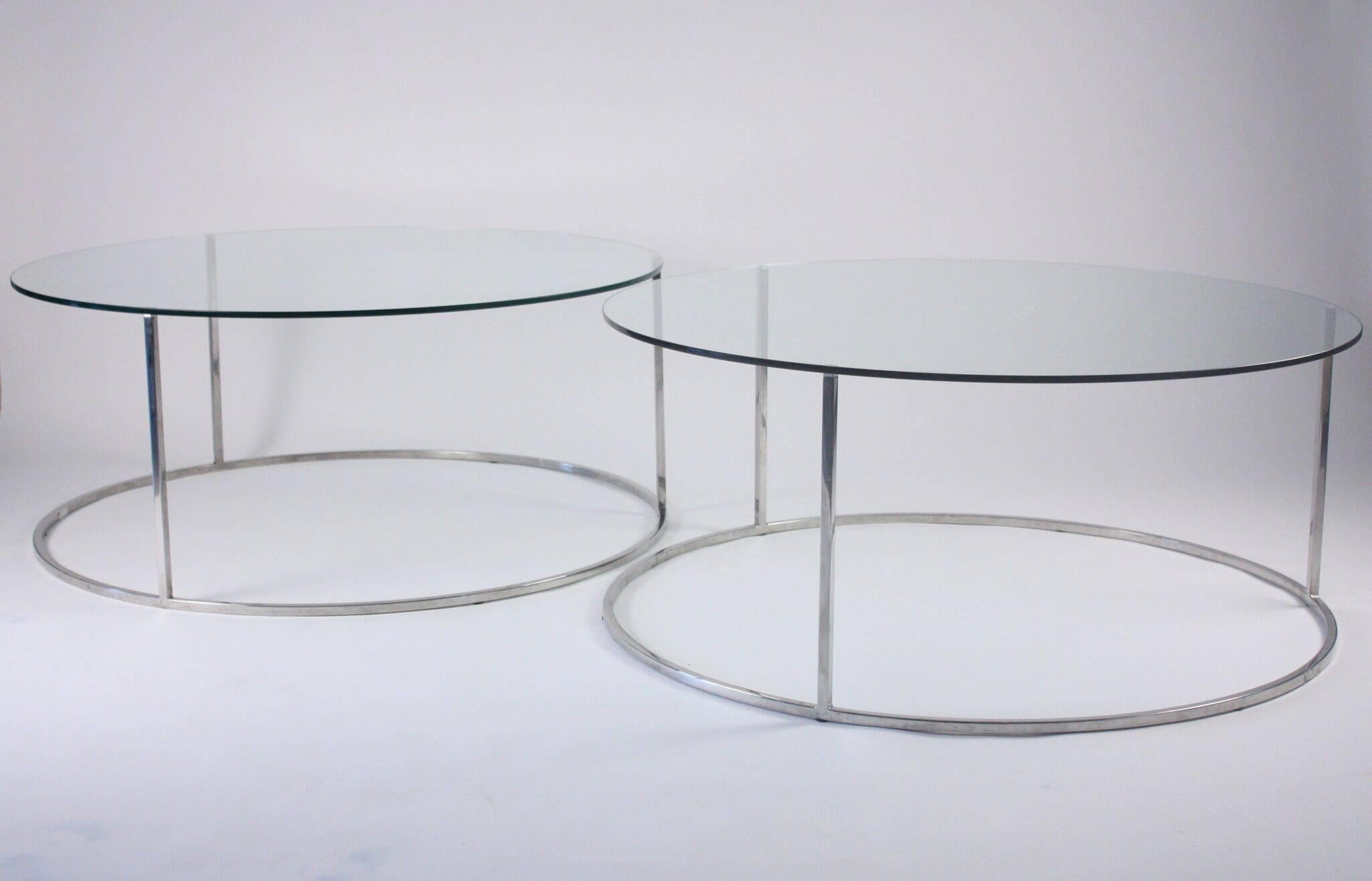 Pair of design Institute of America low tables, attributed to Milo Baughman. Round glass on chromed aluminum bases, USA, 1970s.