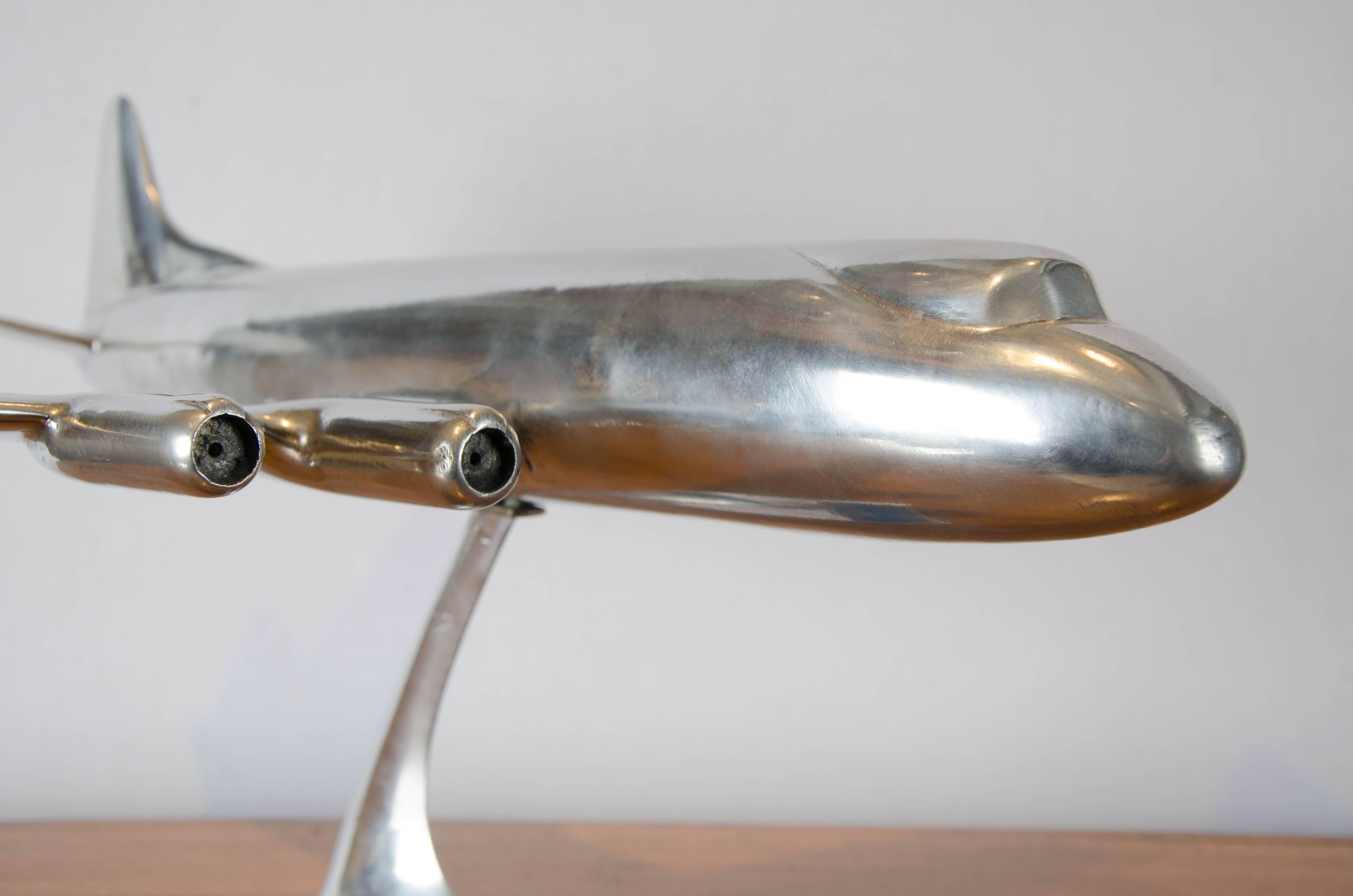 Une maquette en aluminium des années 1950 d'un Vickers Viscount 800.

Ce modèle a été produit pour la compagnie aérienne néerlandaise KLM. 

Le type 800 était une variante améliorée du Viscount avec un fuselage allongé, 67 ont été construits.

Poids