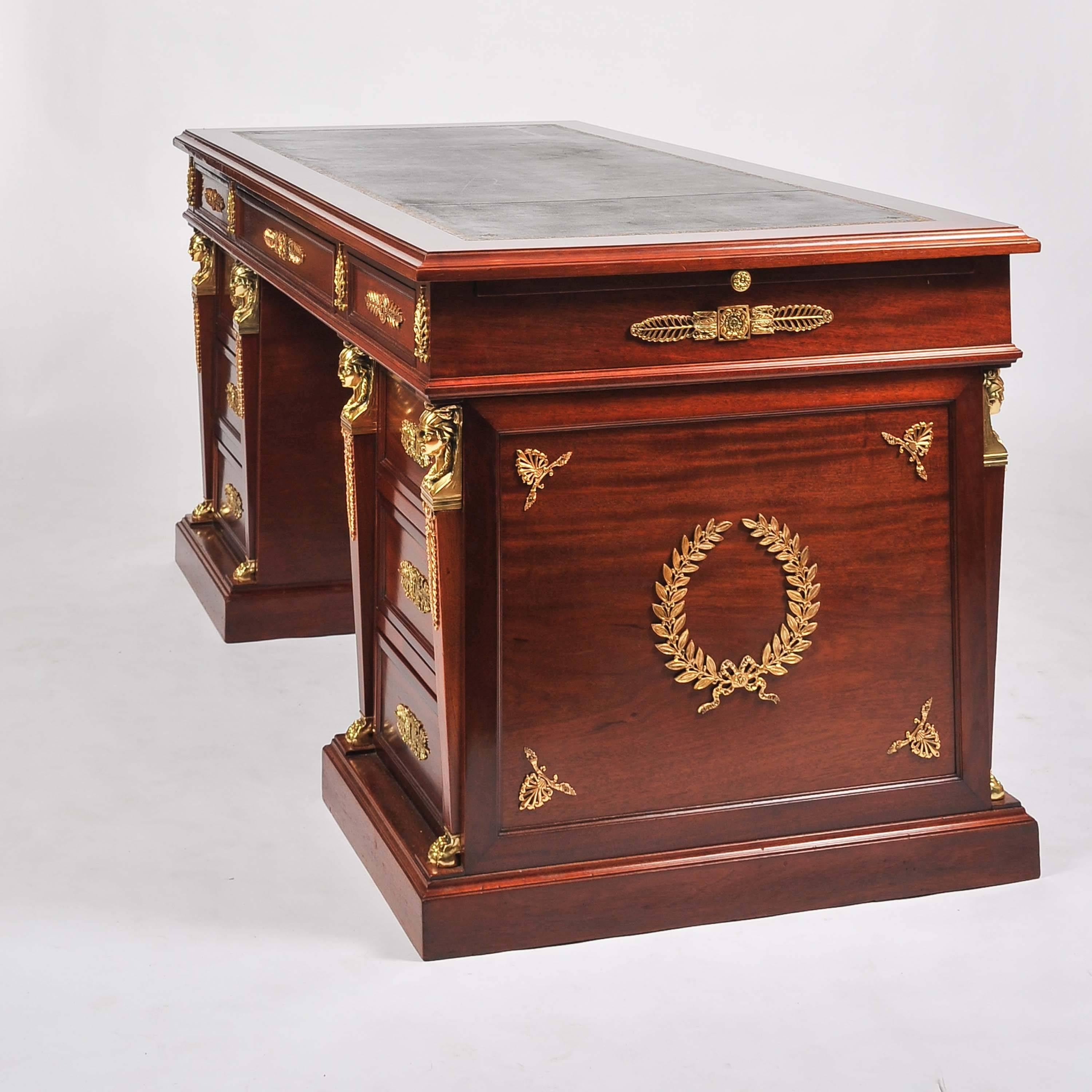 Bureau à piédestal en acajou monté en bronze doré de style Empire en vente 2